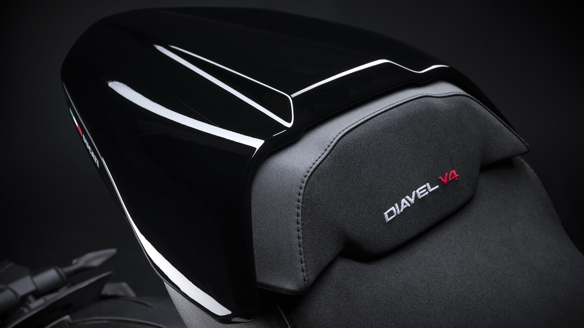 A removable passenger seat cover comes standard, making it easy to change the Diavel V4 from a two-seater to a solo ride.