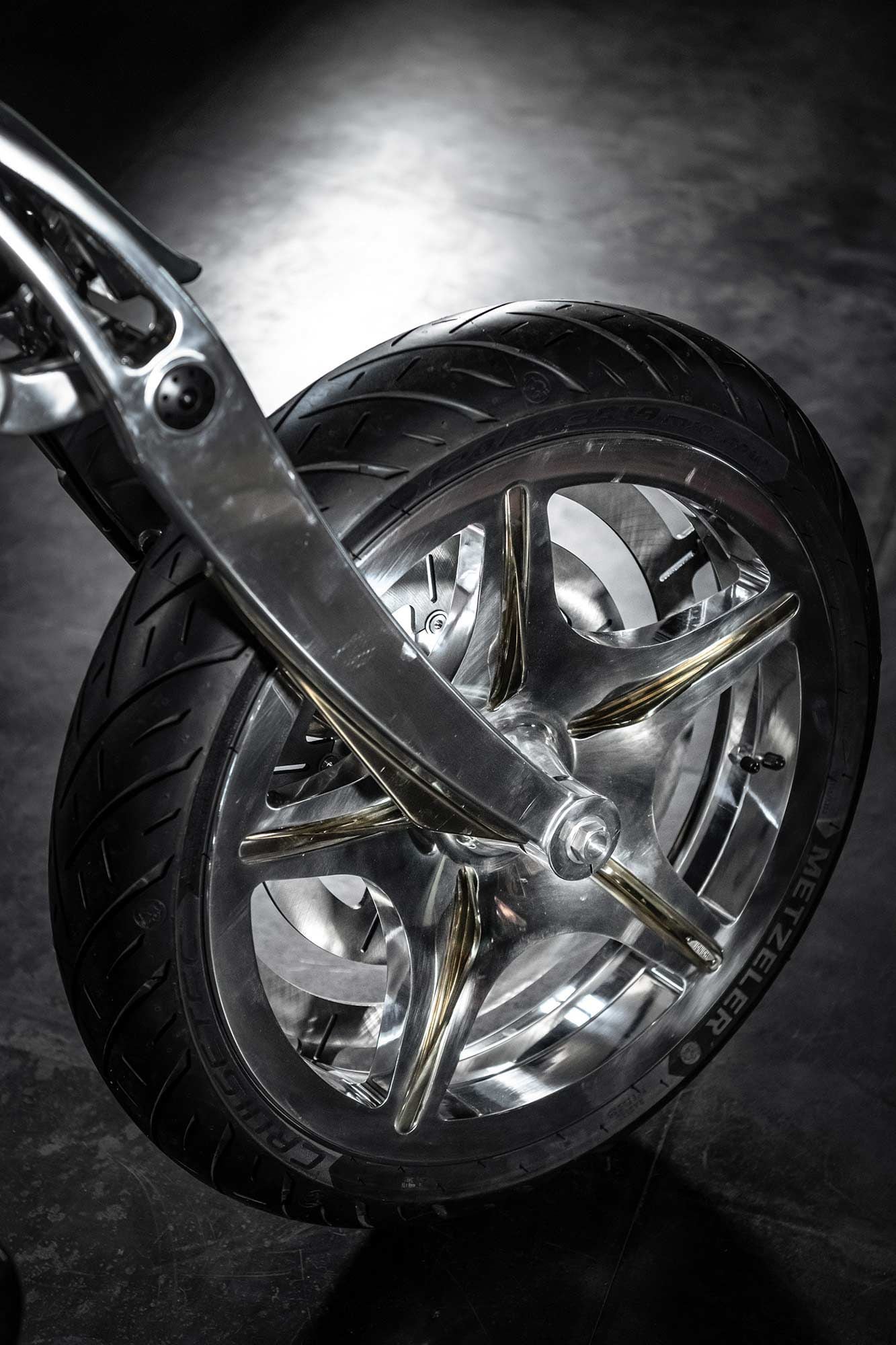 Magnifica conserve les mêmes tailles de pneus que la R 18 d'origine, bien que les roues à billettes soient usinées sur mesure.