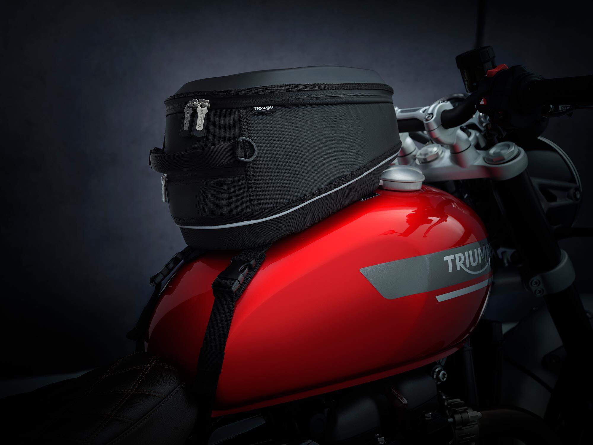 Accessoires, zoals deze tanktas, zijn direct beschikbaar.  Getoond wordt de nieuwe Red Hopper-colorway voor 2022.