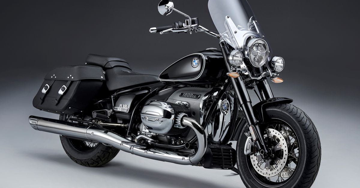 BMW Reveals New R 18 Classic Model | Motorcycle Cruiser