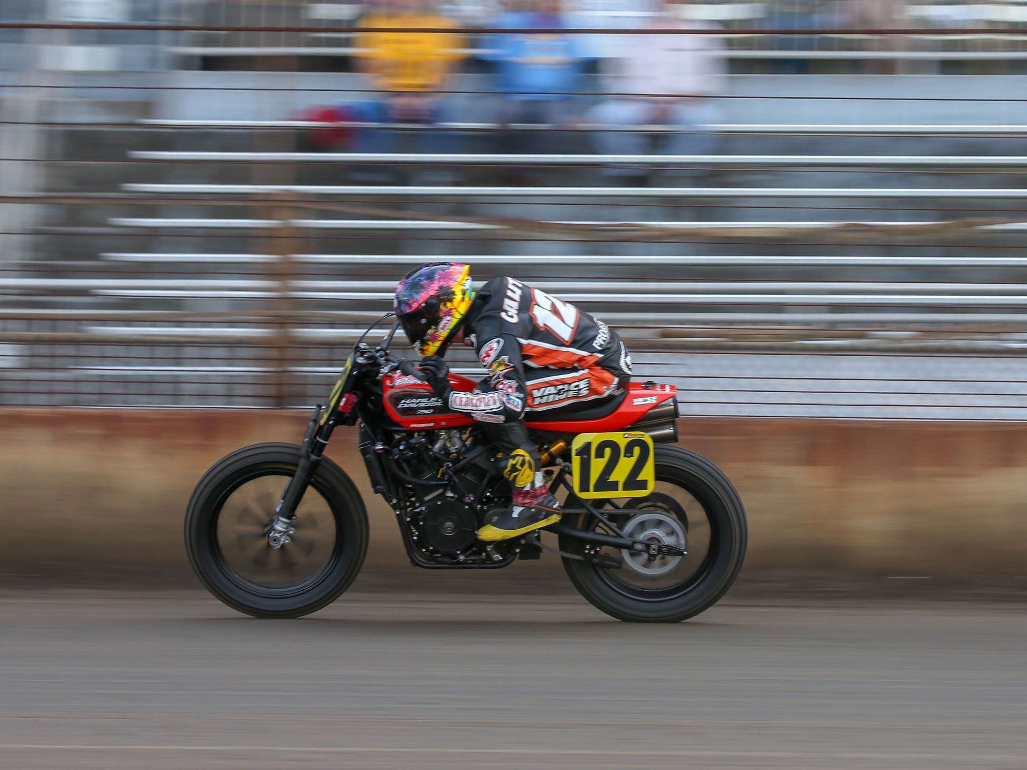 V&H maakt ook nog steeds zijn aanwezigheid plat op de onverharde weg en bouwt Harley XG750R's voor de AFT-serie.