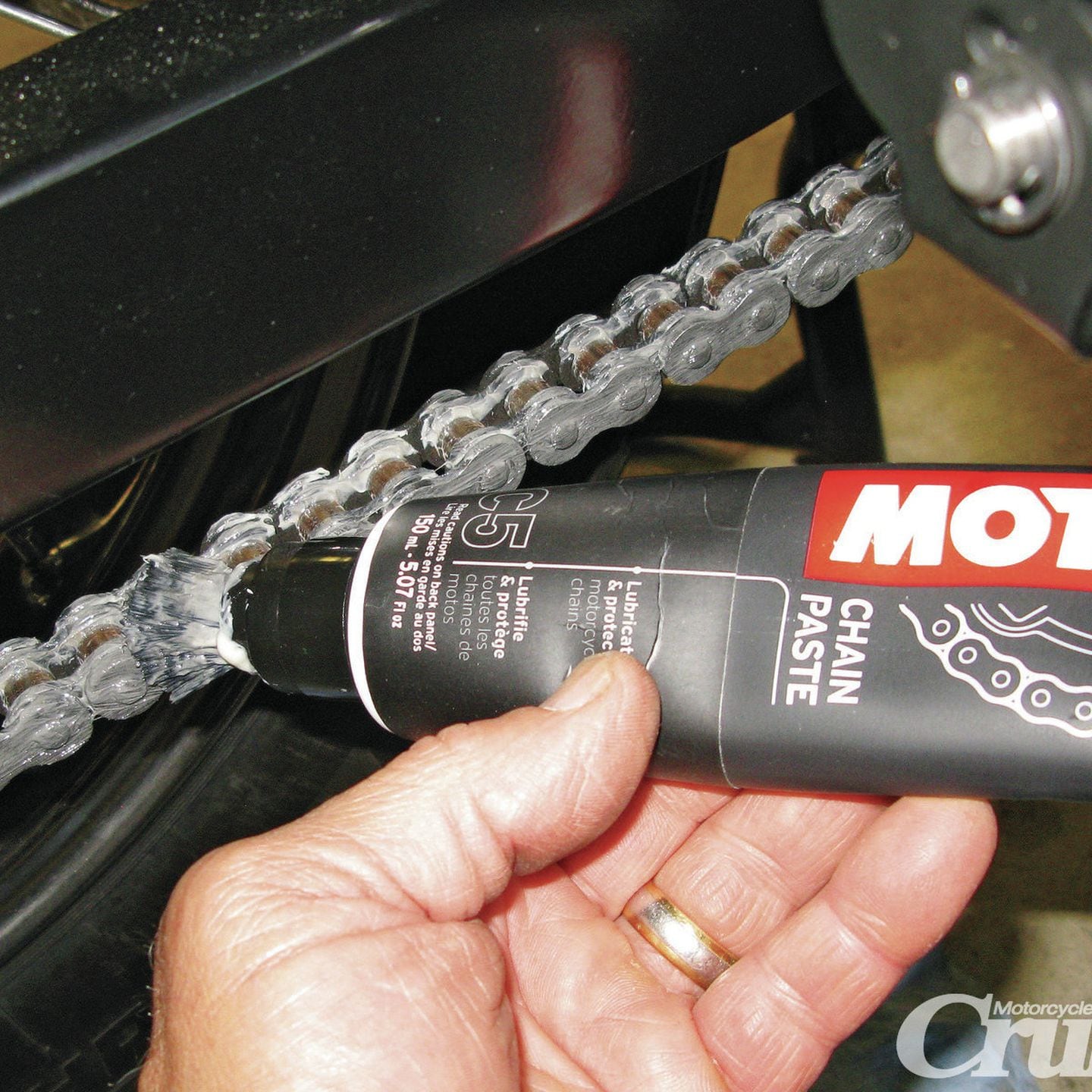 Каким маслом смазывать цепь. Motul c5 Chain paste. Motul c5 смазка для цепи мотоцикла. Смазка для цепи мотюль с5. Паста для смазки цепей Motul c5 Chain paste.