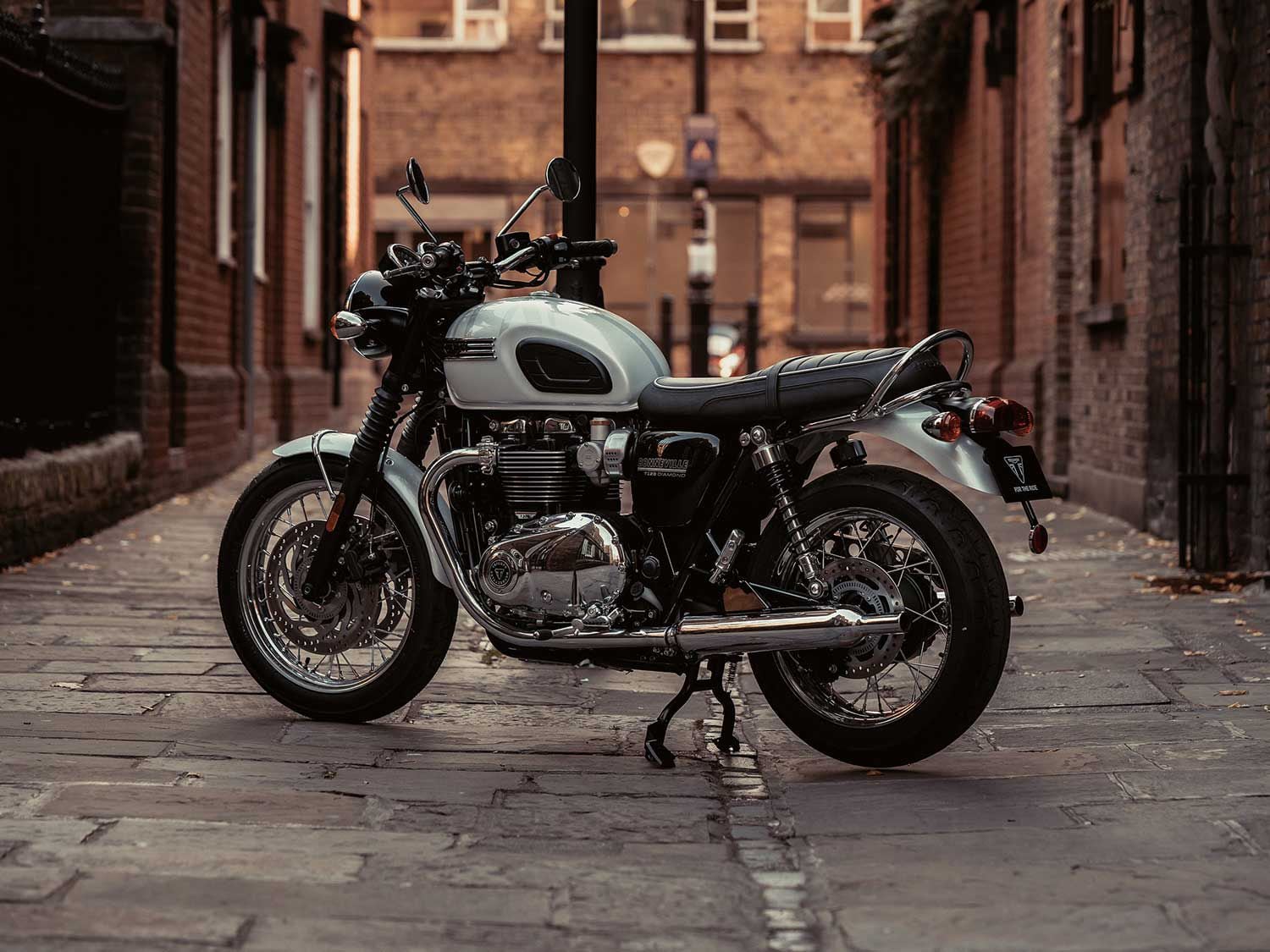 The Bonneville T120 Diamond Edition classes it up with white and silver Union Jack flag graphics and bright chrome finishes.