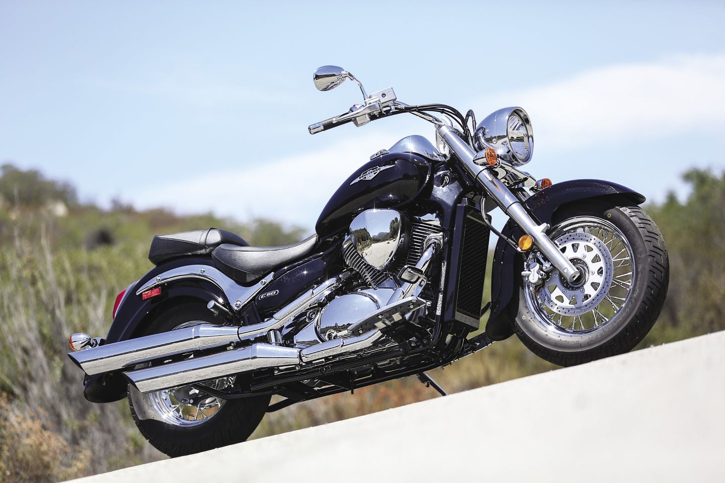 900cc comparison: Kawasaki Vulcan 900 vs. Suzuki C50 vs. Triumph America |  Motorcycle Cruiser, image size:1440x960