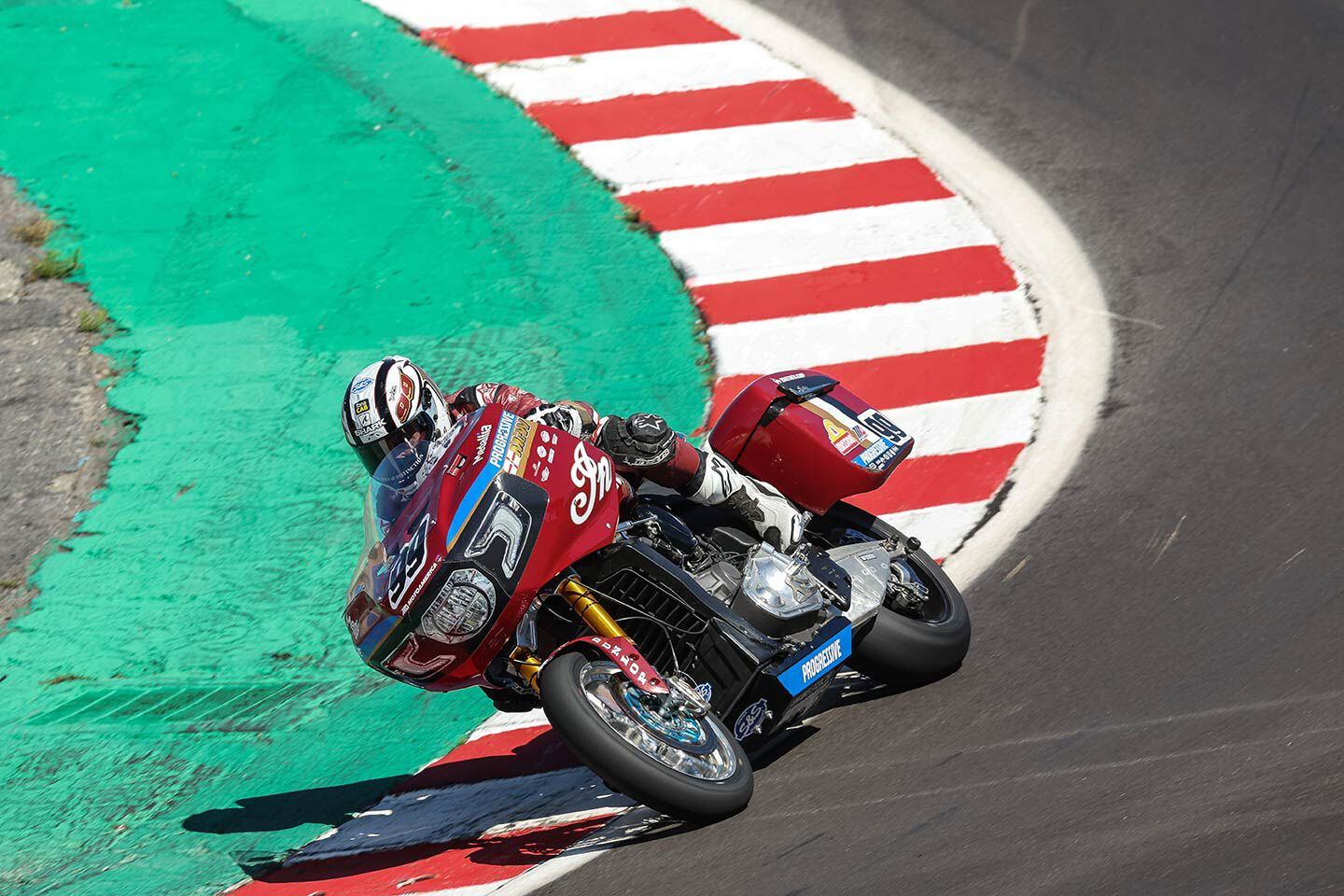 Tyler O'Hara menjentikkan Challenger melalui bagian bawah Pembuka Botol Laguna Seca yang terkenal.