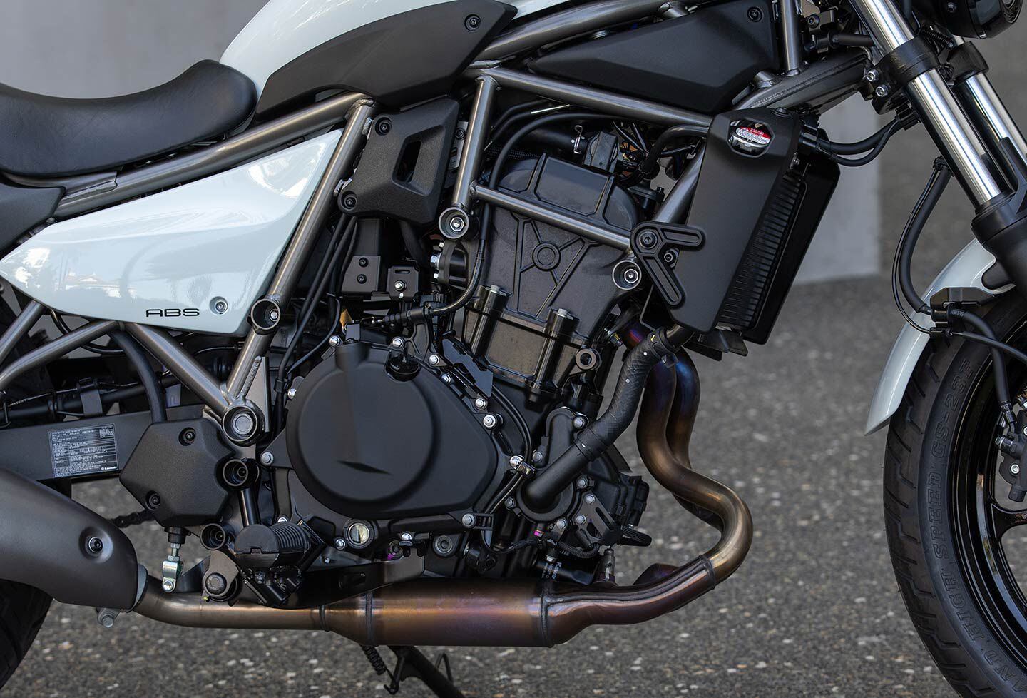 The Eliminator’s 451cc parallel twin is derived from the Ninja 400 and Z400. To achieve a larger displacement over its cousins, the Eliminator received a larger stroke of 58.6mm.