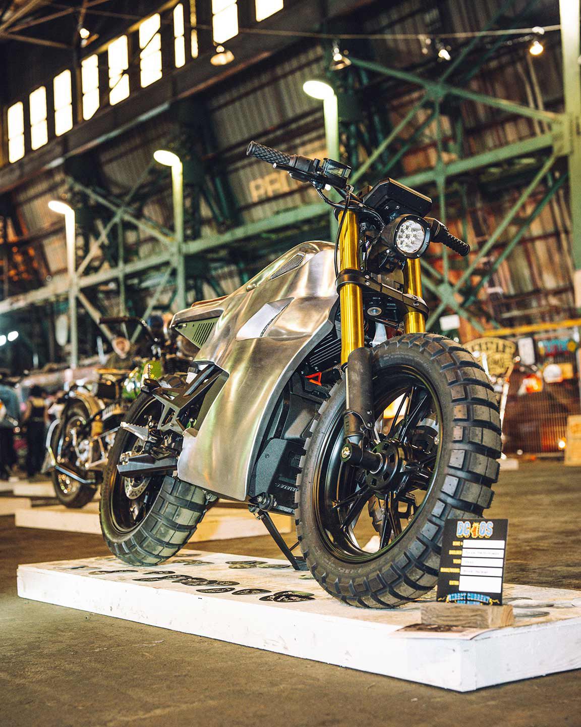 Leave it up to metalworking master Cristian Sosa to snap up the Electric Cowboy award, given to battery-powered customs that go above and beyond. The 2024 Ryvid Anthem from Sosa Metalworks is truly one of a kind.