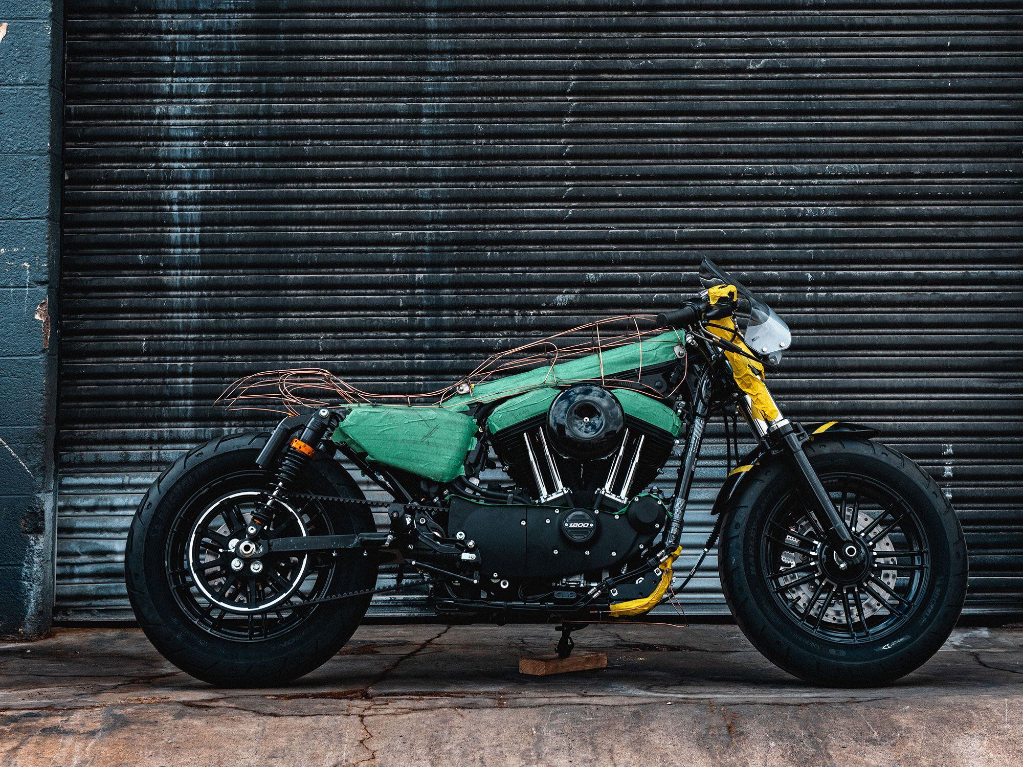 De Forty-Eight werd naar buiten gereden om de verhoudingen van het draadframe te controleren voordat met de constructie van de stalen carrosserie werd begonnen.