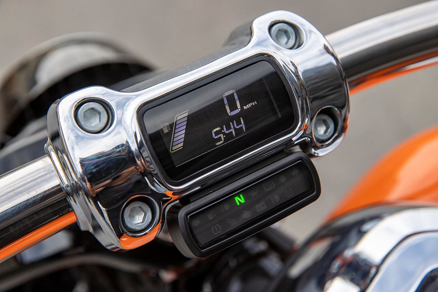 This minimalist LCD screen and double row of warning lights provide all the basic information.