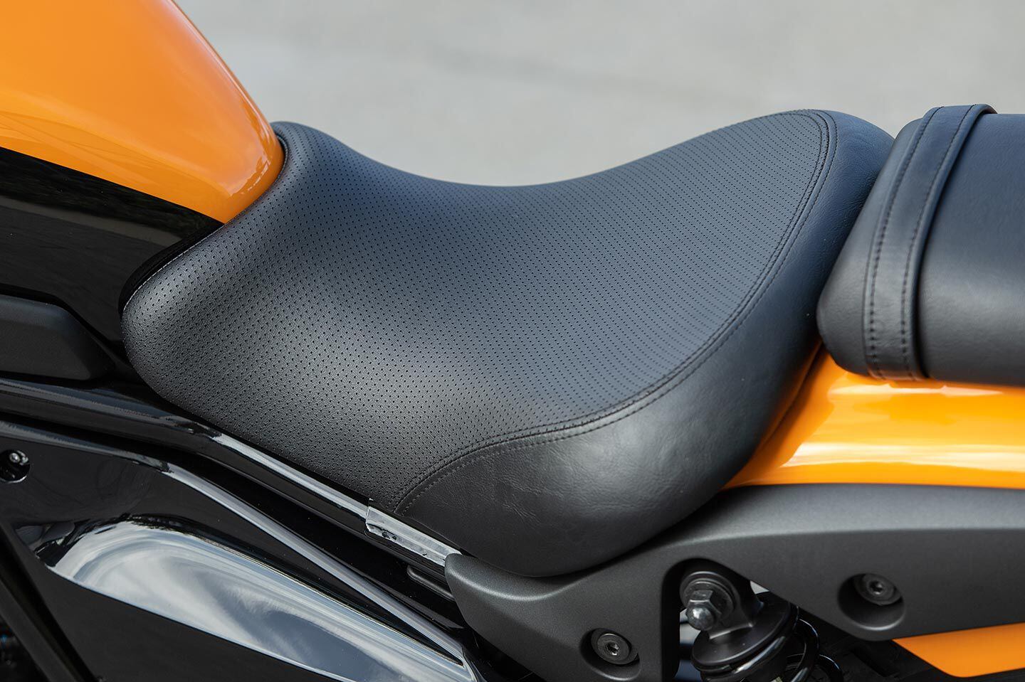 Specific to the Eliminator SE is a two-pattern leather seat with top-edge stitching.