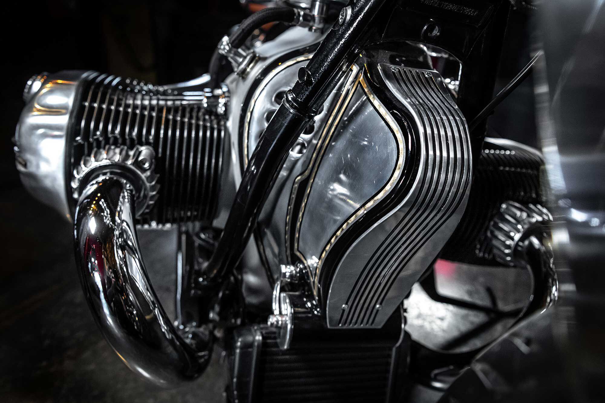 Détail d'aileron avec des accents de rayures en laiton sur une pièce avant logée entre les tubes du cadre.