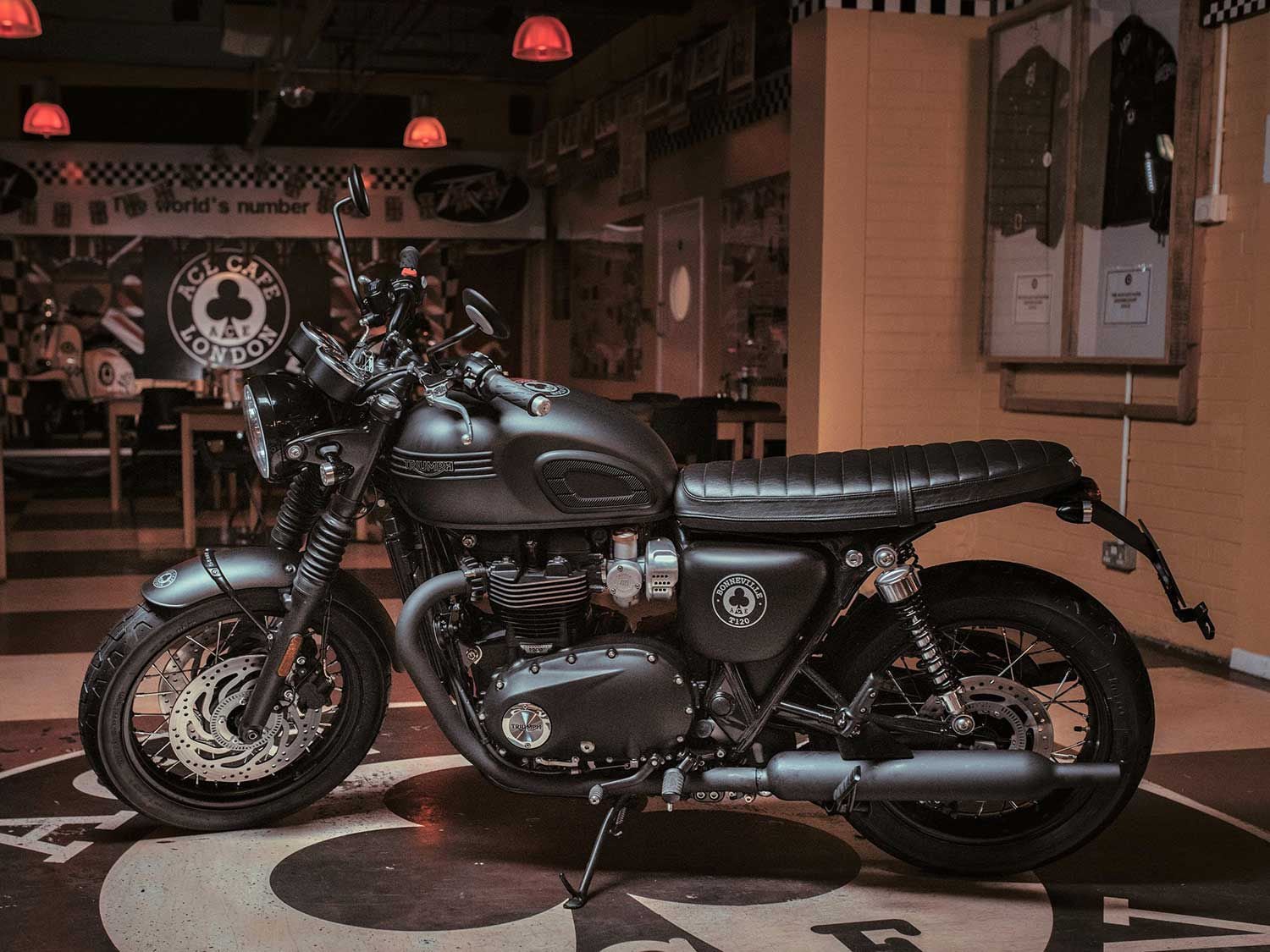 The 2019 Bonneville T120 Ace is a collaboration with the iconic Ace Café in London. The very spot that was the “café” that cafe racers were named after has partnered up with Triumph before on the successful Thruxton Ace in 2015, and now returns with a darker edge on the blacked-out T120.
