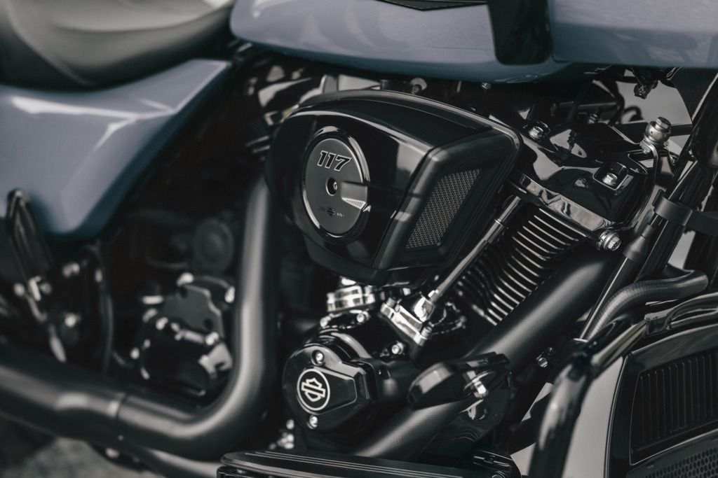 The Milwaukee-Eight 117 engine uses redesigned liquid-cooled cylinder heads. Compared to the outgoing model’s 107ci engine, it produces 22 percent more horsepower and 19 percent more peak torque.