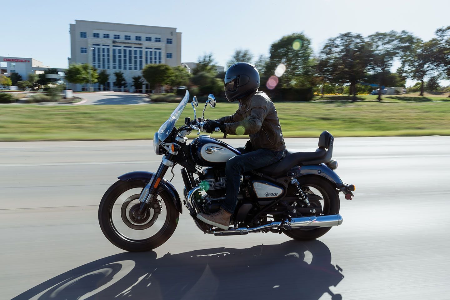 Whether your journey takes you across town or across the county, the Super Meteor 650 is comfortable for miles on end.