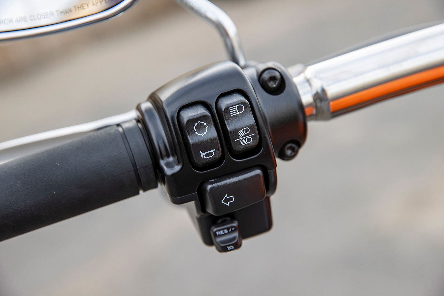 The left handlebar pod has cruise controls, info toggle, and the left-hand turn signal.