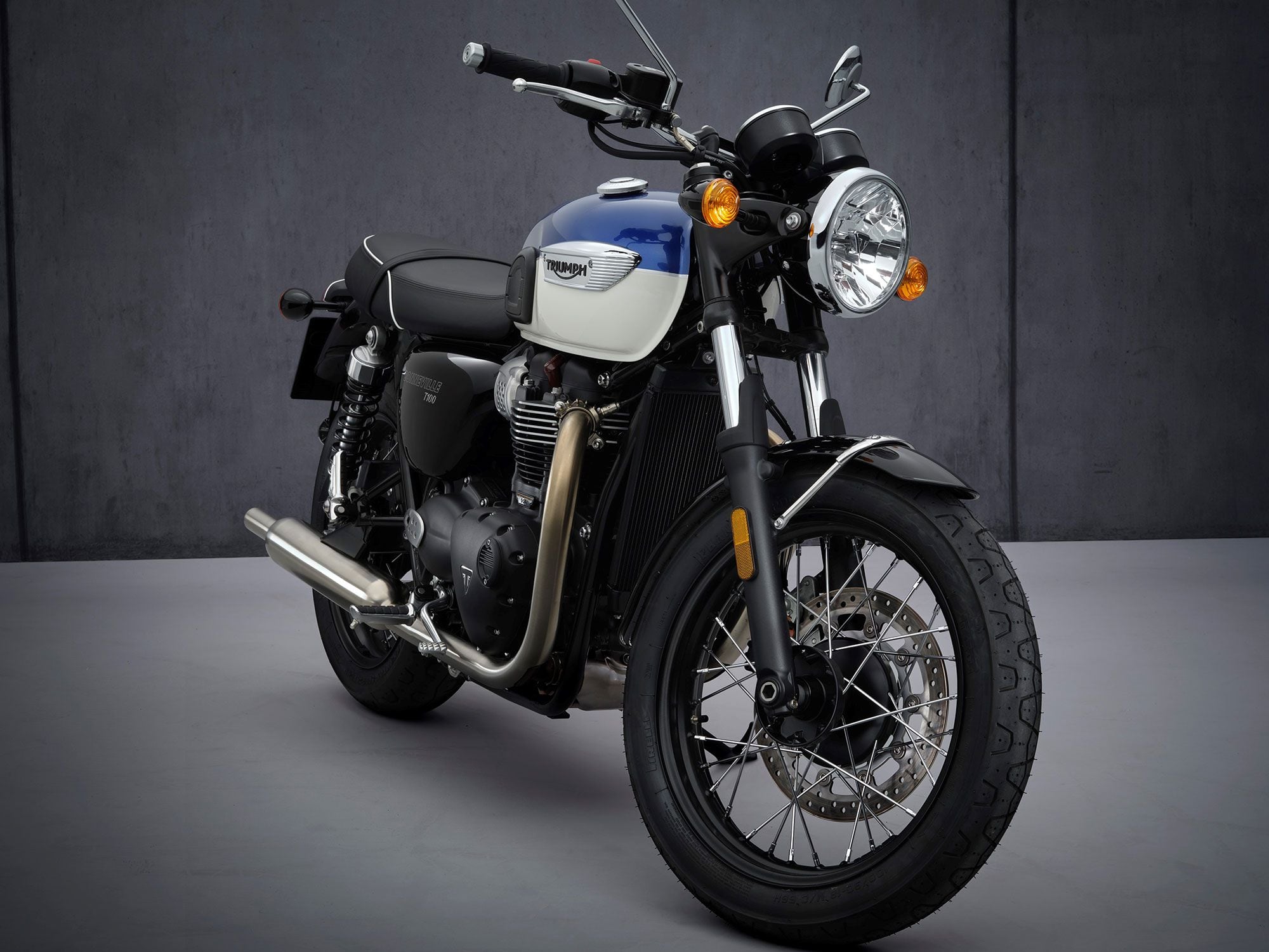 The 2022 T100 still rolls with the 900cc HT engine, but it gains 10 hp. It also adds a new cartridge fork and upgraded brake calipers.