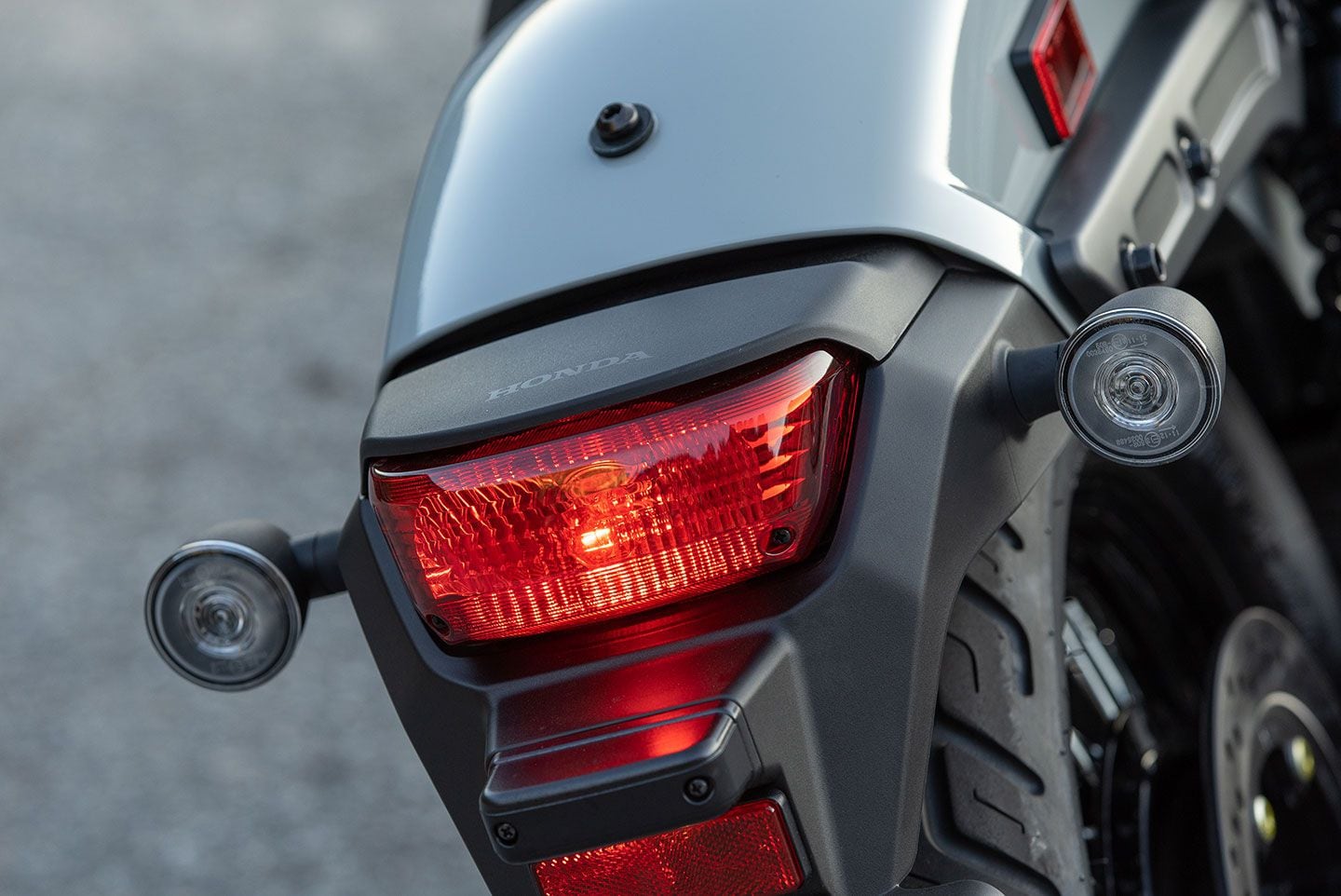 Shadow Phantom mendapat sinyal belok LED di setiap sudut.