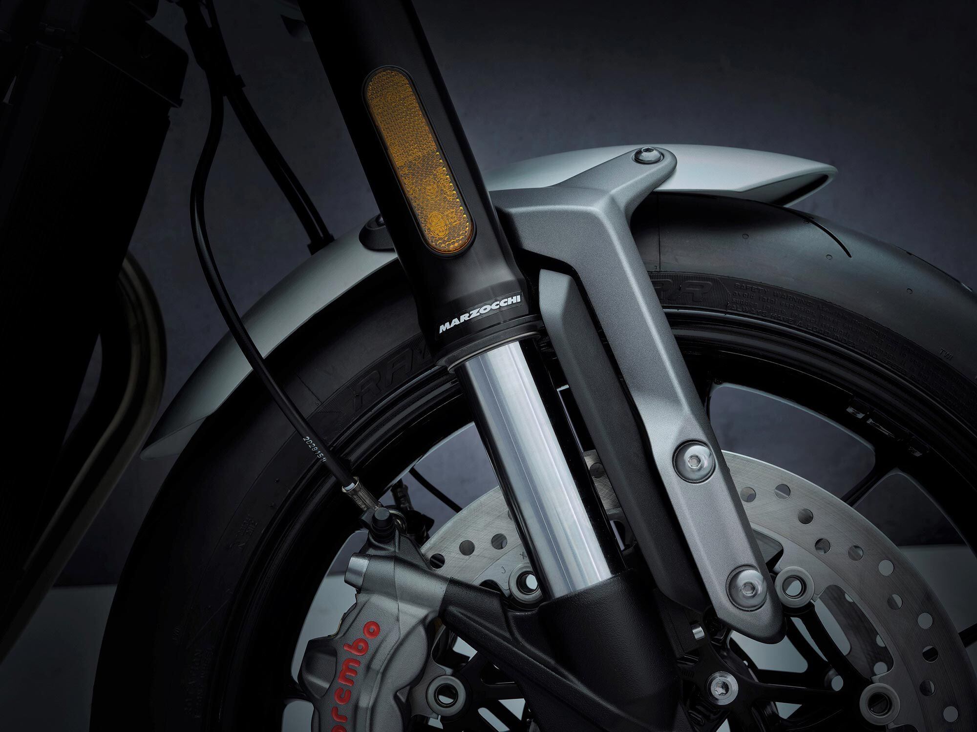 Een nieuwe, hoogwaardigere omgekeerde 43 mm Marzocchi-vork verschijnt op de nieuwe Speed ​​Twin.