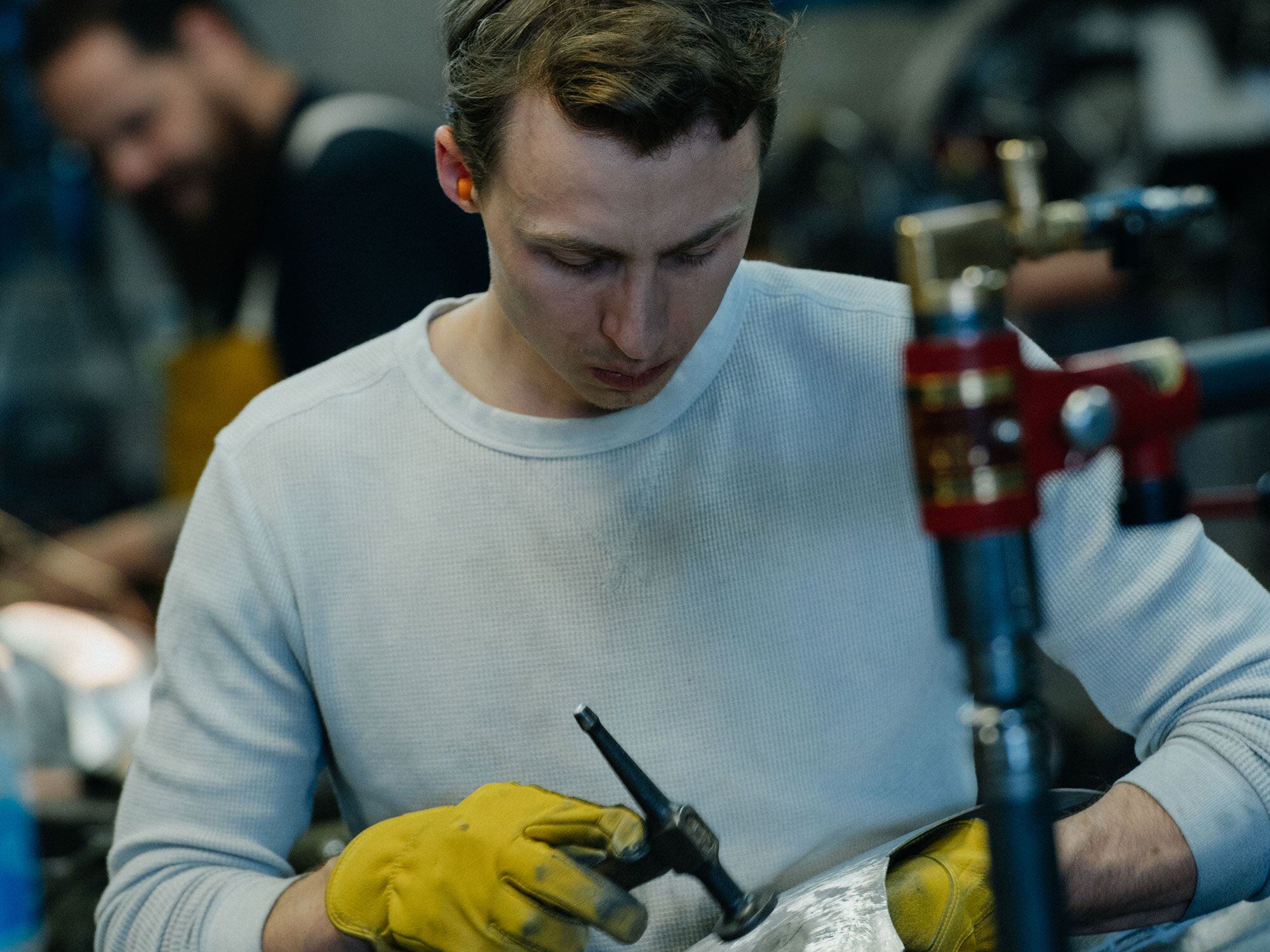 Met een ruw metalen carrosserie is er geen Bondo om fouten te verbergen.  Hier doet Donovan wat fine-tuning met een hamer, waardoor alle vormen glad en precies goed worden.