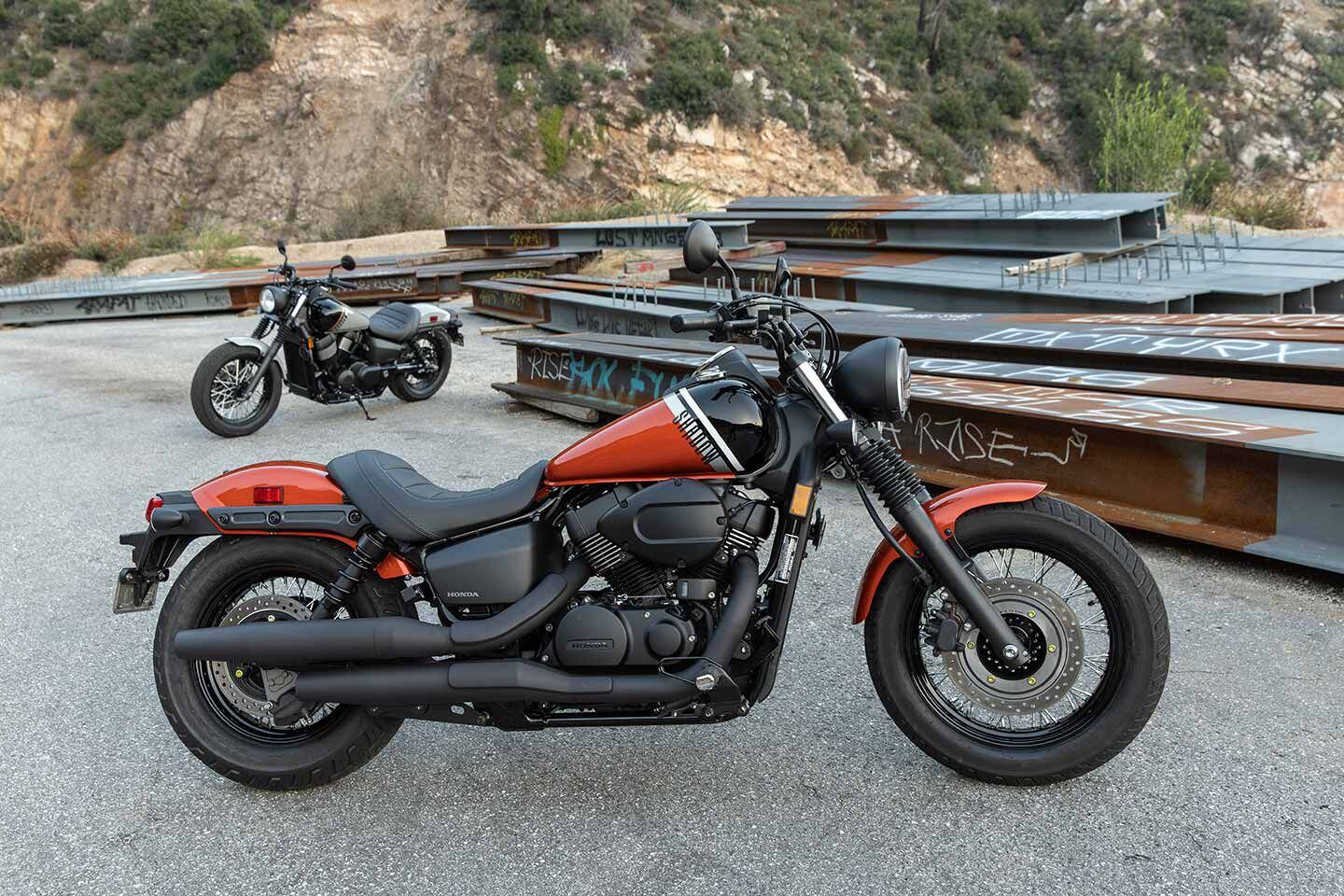 Honda Shadow Phantom 2024 tersedia dalam warna Metallic Orange atau Deep Pearl Grey.