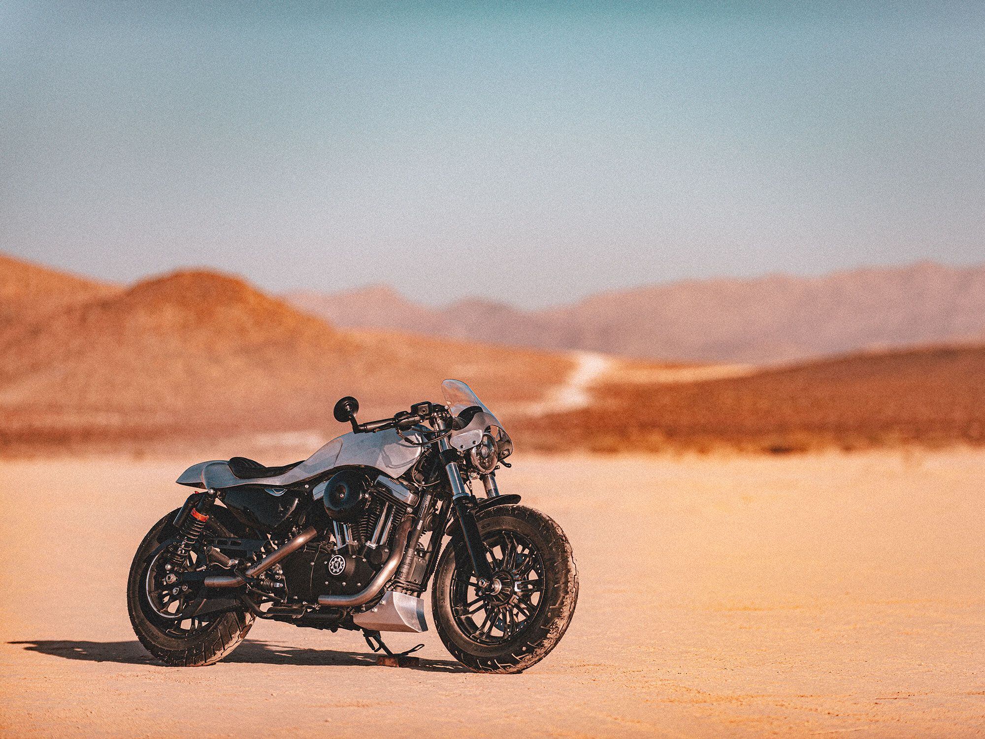 Het eindresultaat van het Built for Good-project, een moderne Sportster-custom met stalen body als geen ander.