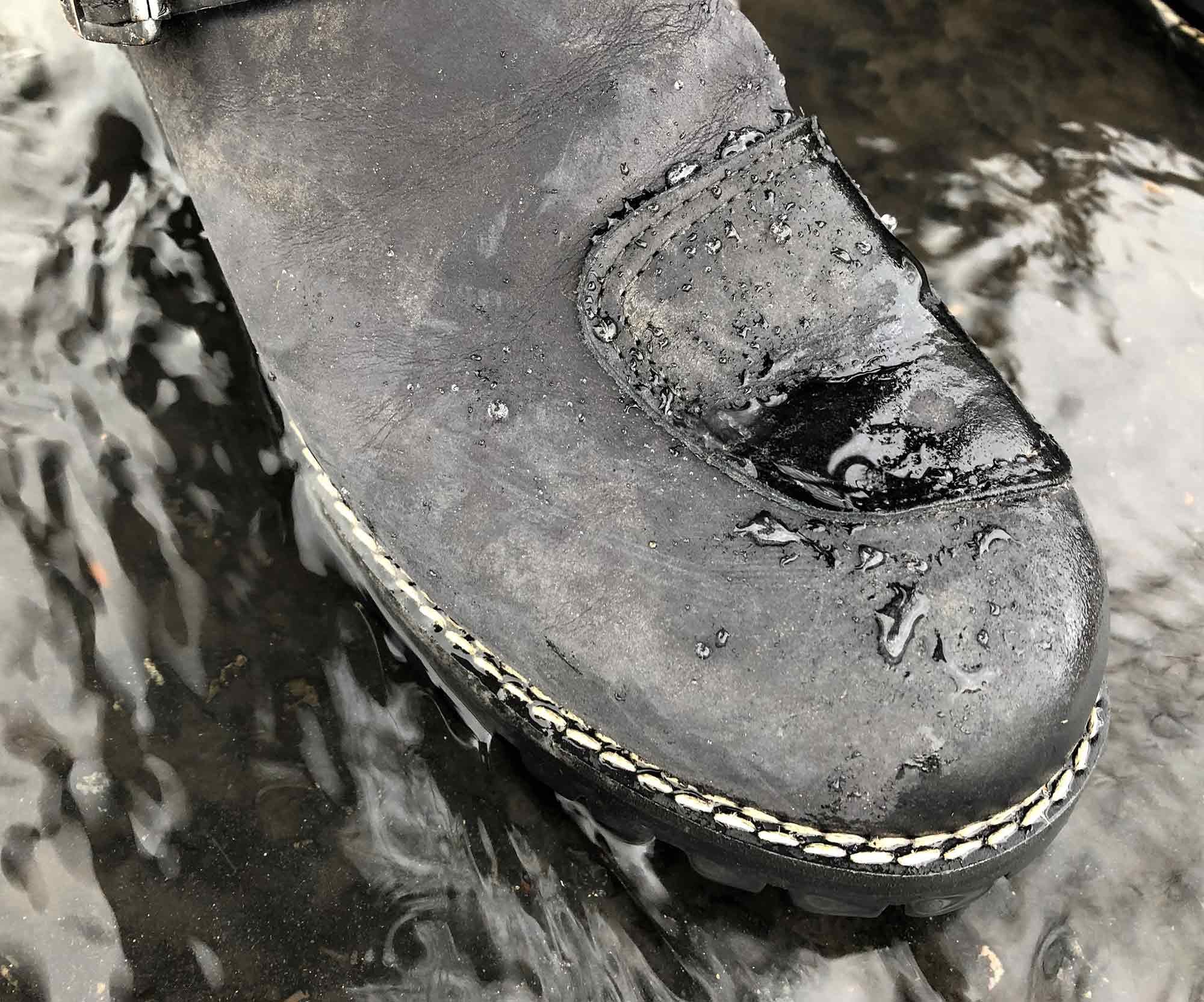 Although outer leather is said to be only water-repellent, we found it fairly effective at keeping liquid at bay in showery conditions.