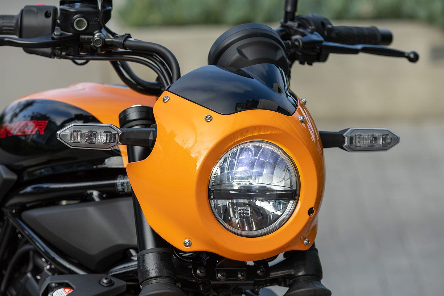 A 130mm LED headlight is fitted on all three Eliminator models. The upscale SE model features a color-matched headlight cowl.