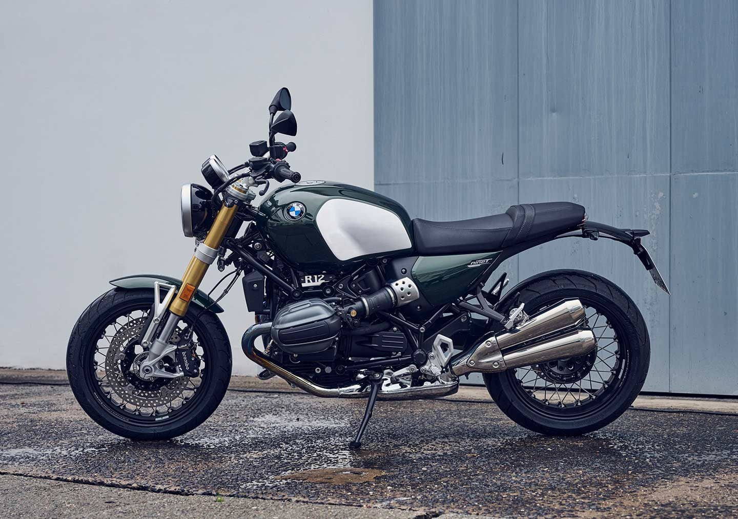Although it also gets the new one-piece frame, the sportier R 12 nineT inherits most of its predecessor’s streetwise attitude, with more power, 17-inch wheels, and a taller seat than the R 12.