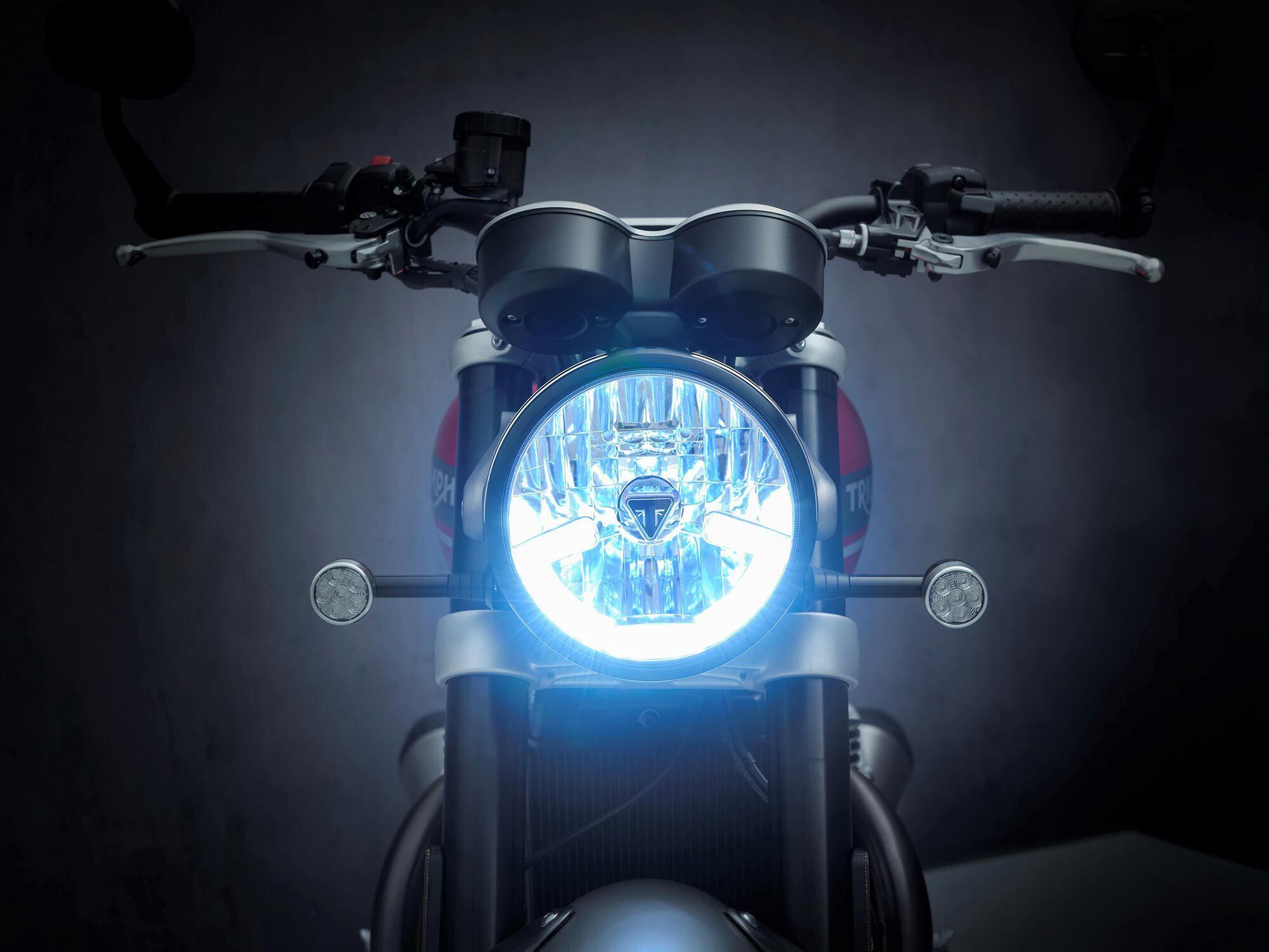 Zowel in de koplamp als in de achterunit verschijnen nieuwe LED's.