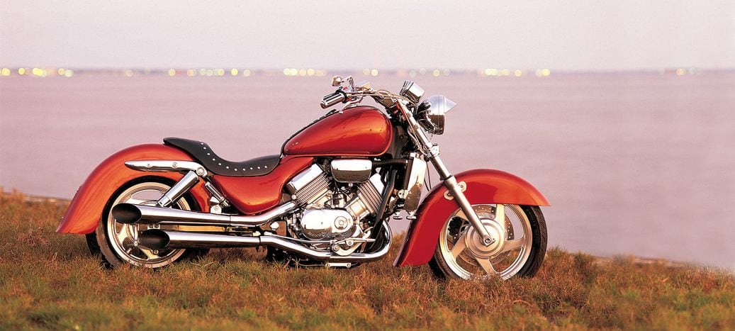 HONDAマグナ A Custom 1996 Honda Magna Under The Cruiser Magnifying Glass