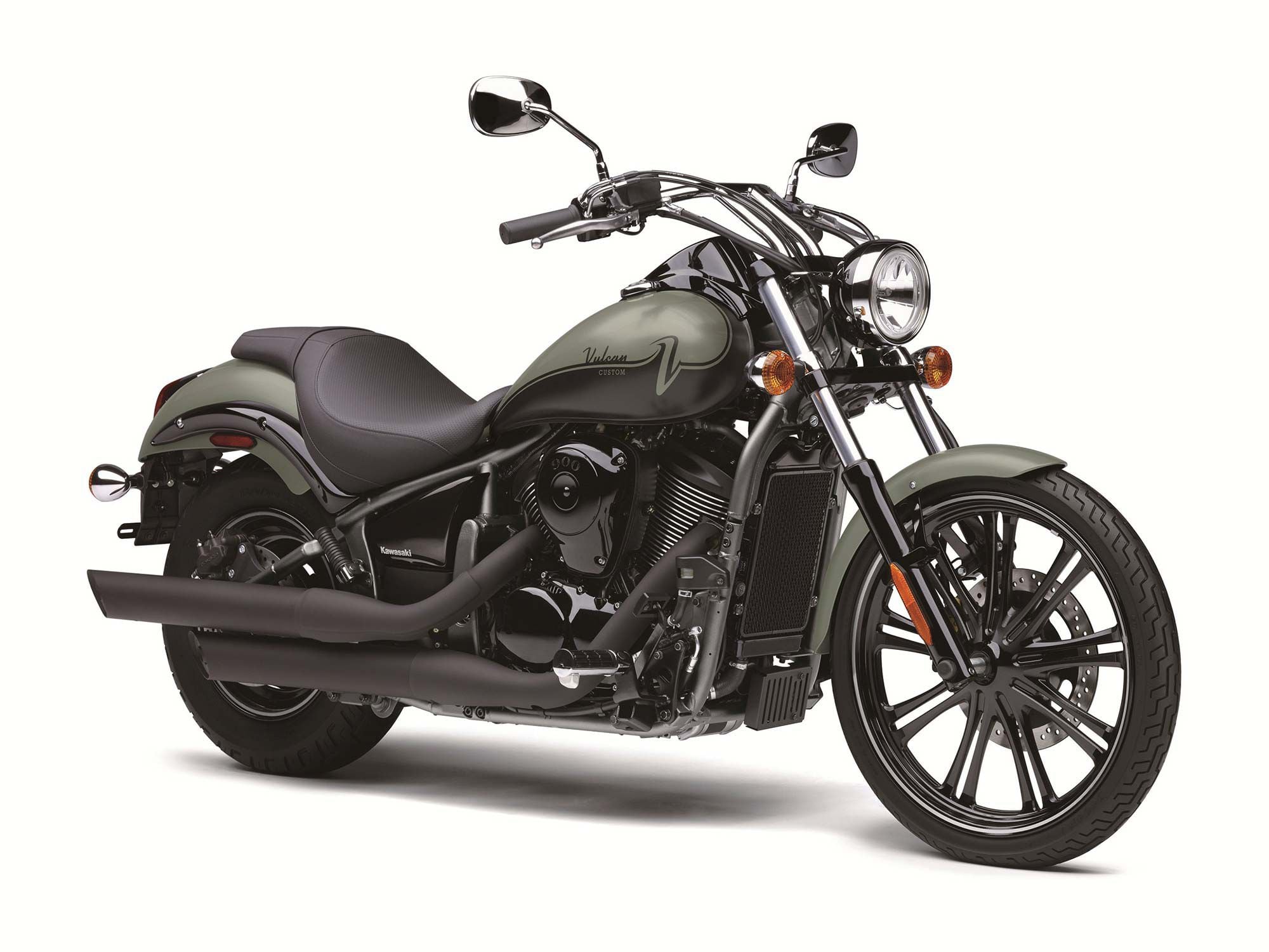 In Custom form, the Vulcan 900 retains its streetwise attitude, but for 2023, gets a new Sage Green paint job.