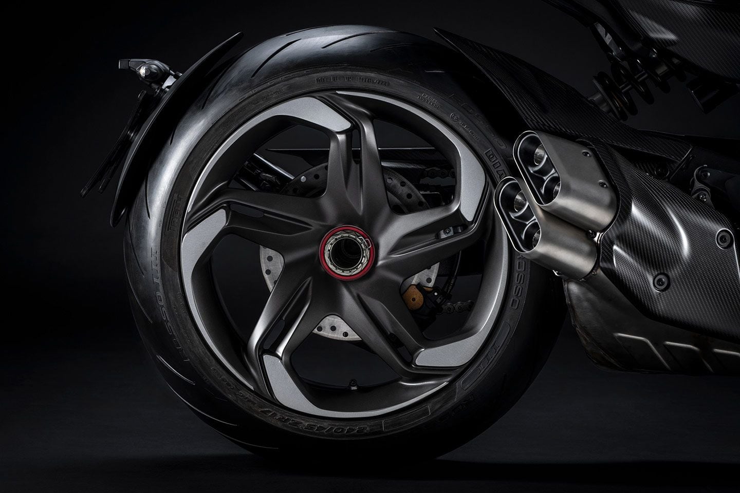 Specially crafted forged rims in Dark Titanium Satin paint were designed specifically for this Diavel.