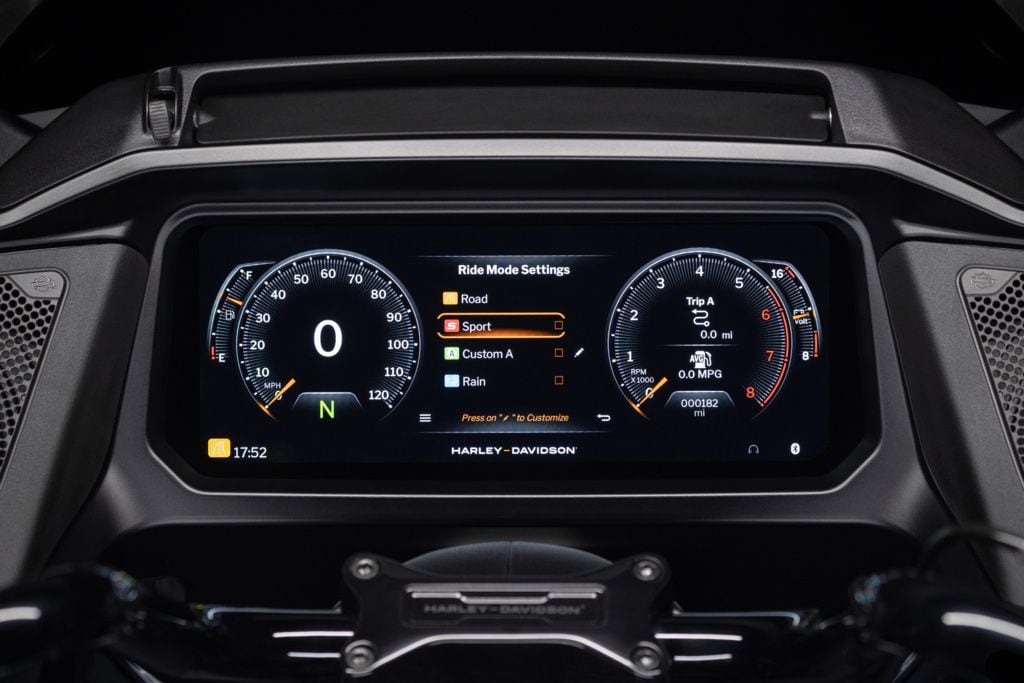 The new TFT touchscreen display has plenty of room to simultaneously display pertinent riding data and navigation. Touchscreen functionality makes it intuitive to navigate menus.