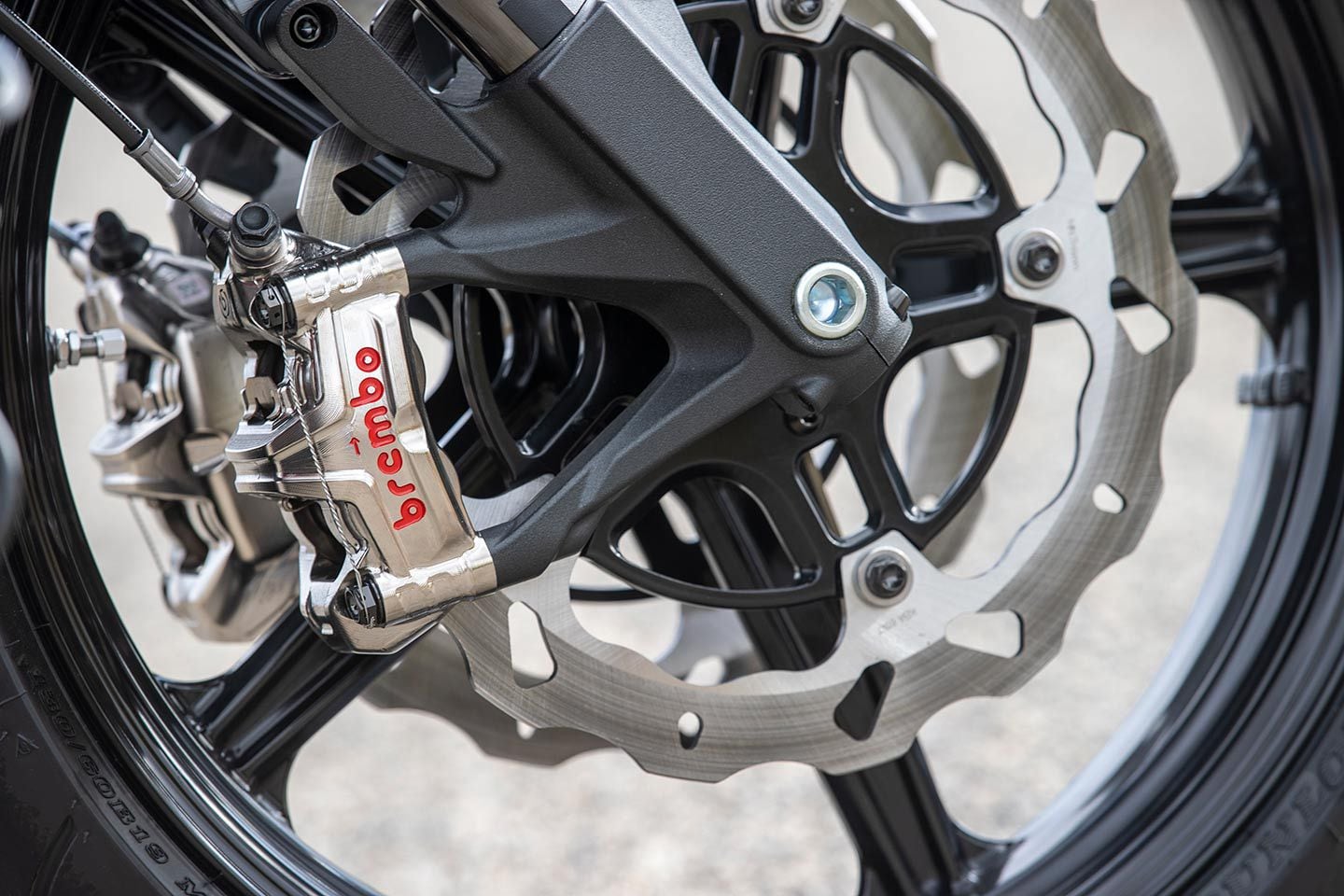Kaliper Brembo Monoblock disesuaikan dengan rotor Galfer dan master silinder Beringer menghentikan Sport Chief kustom dengan tenaga dan umpan balik yang luar biasa.