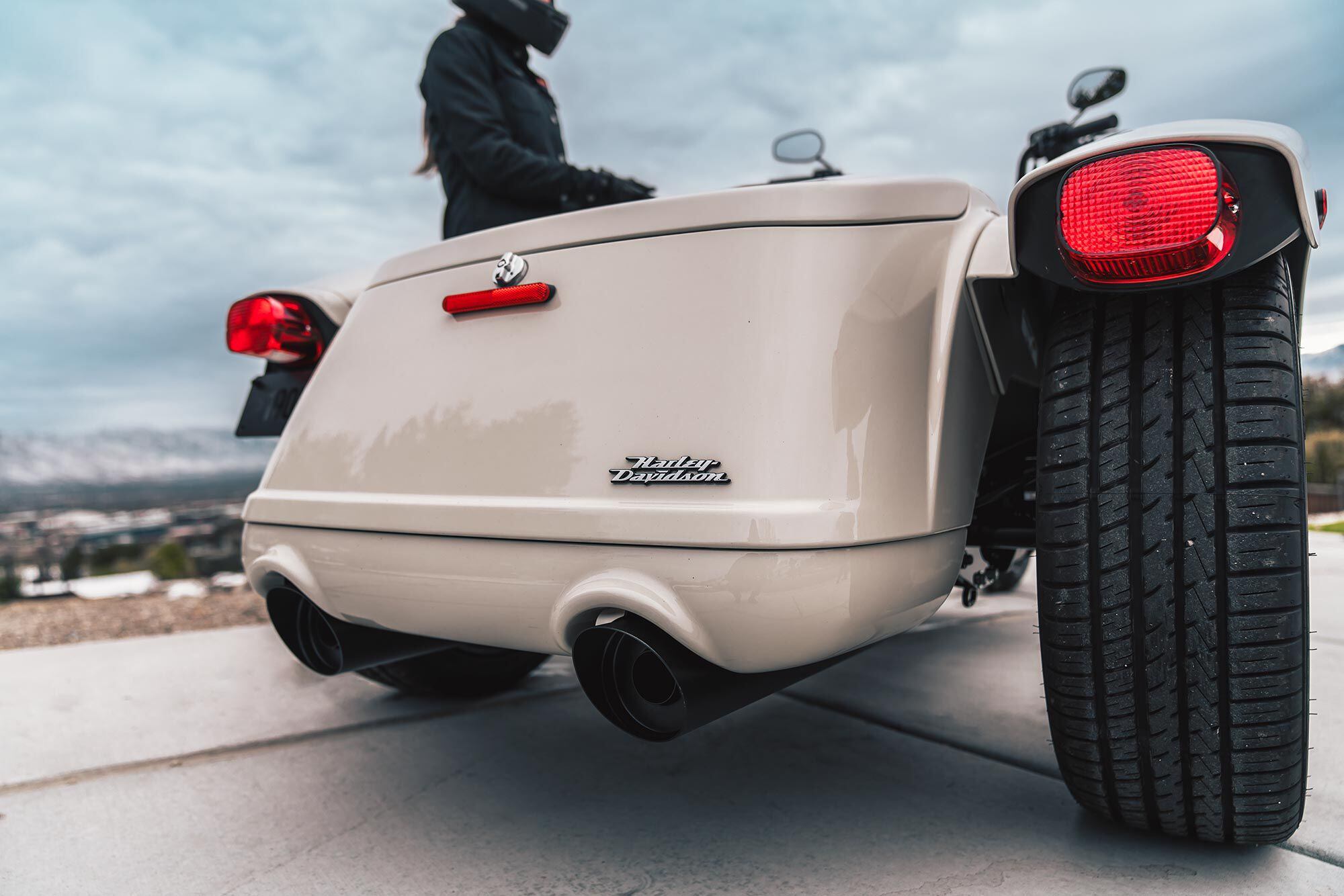 Penyimpanan Freewheeler sebesar 2 kaki kubik berarti barang antik ringan tidak akan hilang.