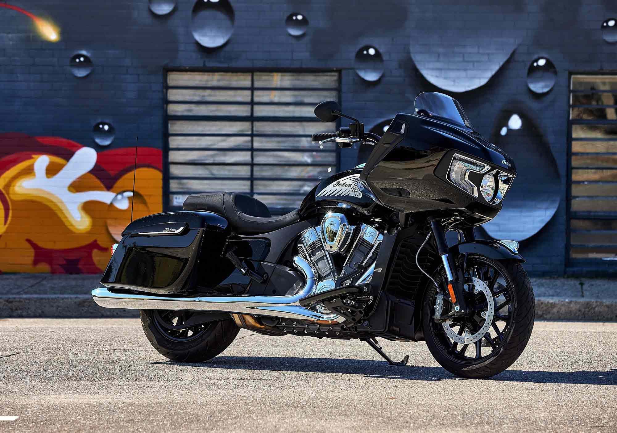 O Challenger 2023 (modelo básico) permanece inalterado este ano;  a moto em Black Metallic tem um preço sugerido de $ 24.499.