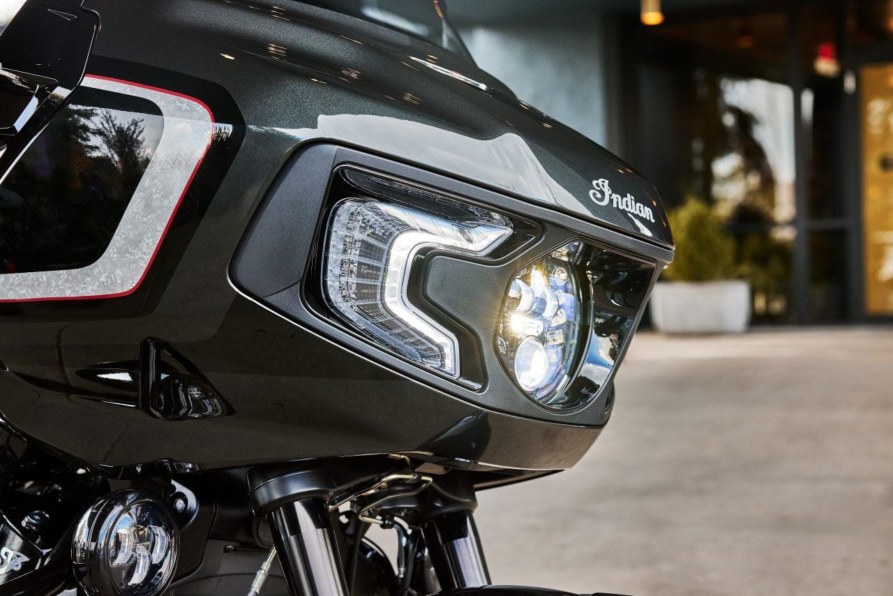 The Challenger Elite also comes standard with a Pathfinder Adaptive LED headlight and LED driving lights integrated into the lower fairings.
