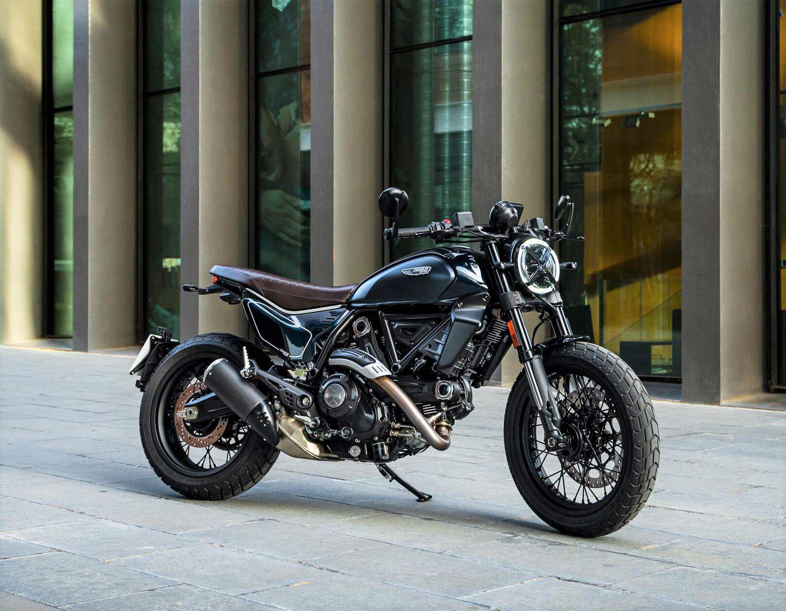 For more attitude, the Nightshift blacks out most of its parts, and like the Full Throttle, features side plates, a sporty front fender, and compact LED indicators.