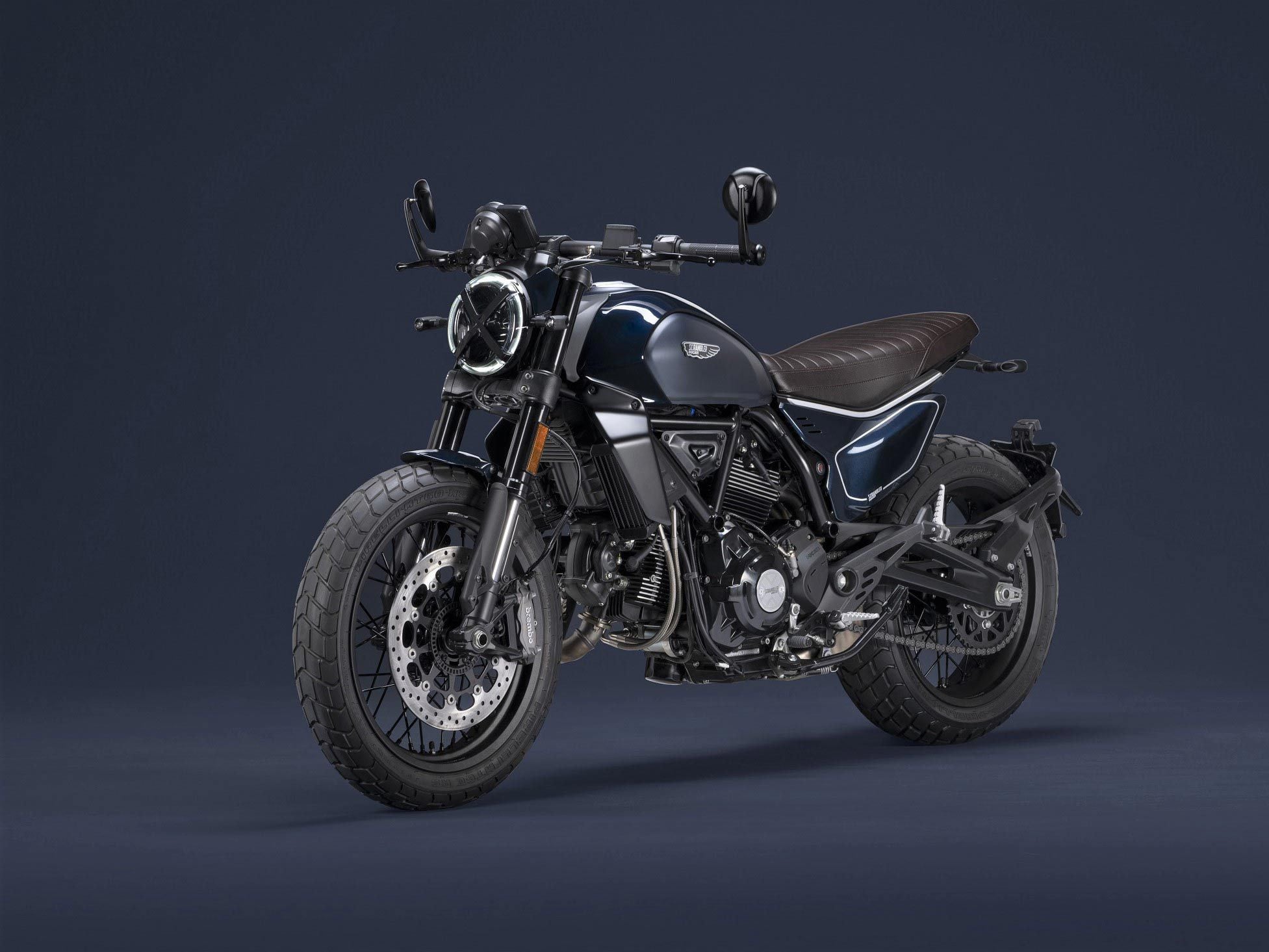 The Nightshift is the only one of the three 800cc models with spoked wheels (now black). Nebula Blue color scheme and bar-end mirrors give it a more urban feel.