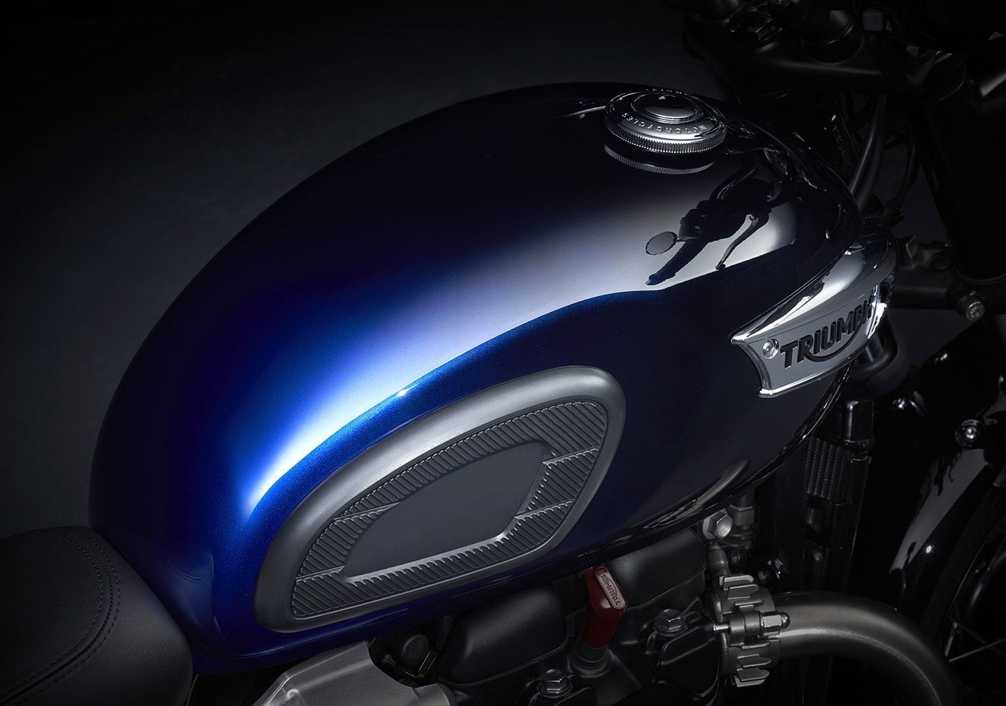 The T100 classes it up with a rich blue tone on the tank to contrast with its blacked-out bits. The bike’s easy-handling, responsive 900cc engine is unchanged.