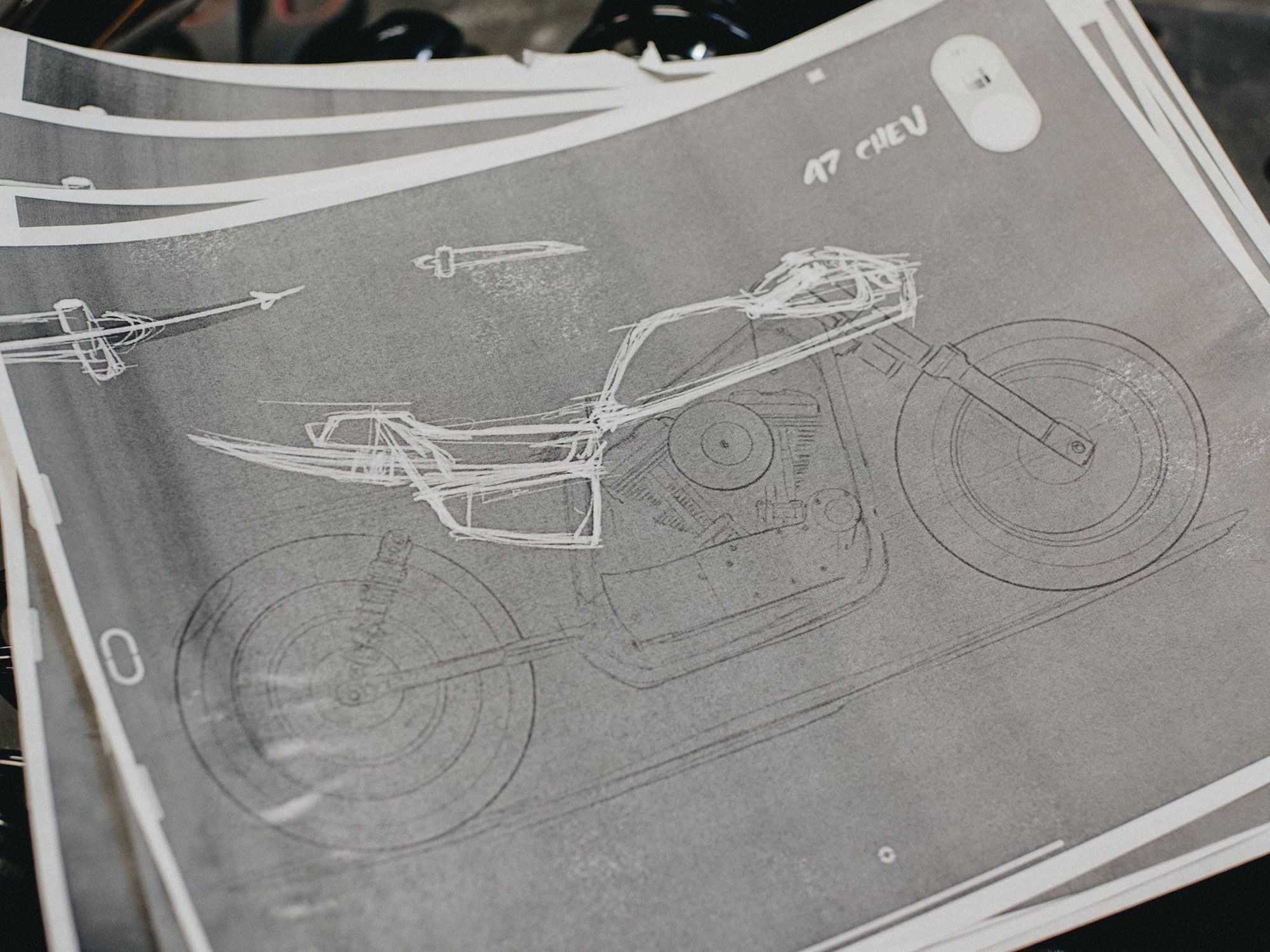 Vroege schetsen voor de Sportster build.  Sommige bouwers gaan liever direct naar de vorm, anderen zien het liever eerst op papier.