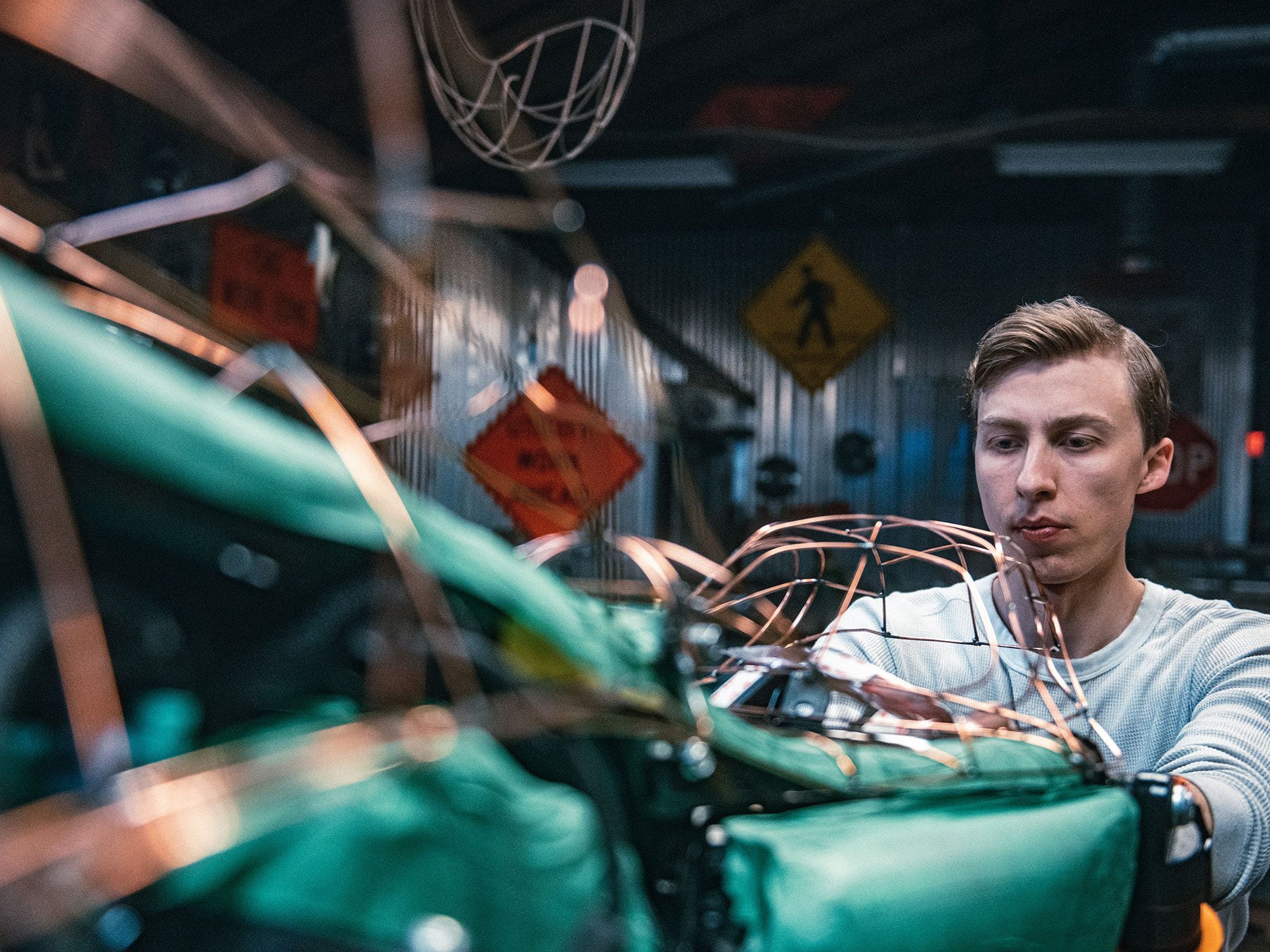 Jay Donovan buigt en plakt de draadvorm op de Sportster.
