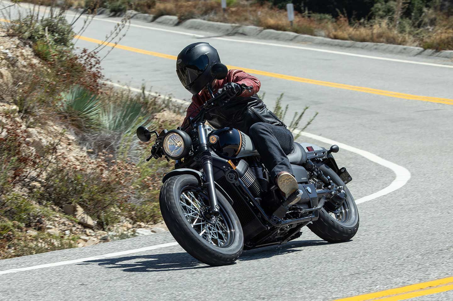 Shadow Phantom dari Honda memberikan pengendaraan yang mewah, dan handling yang baik, dari paketnya yang ringan.