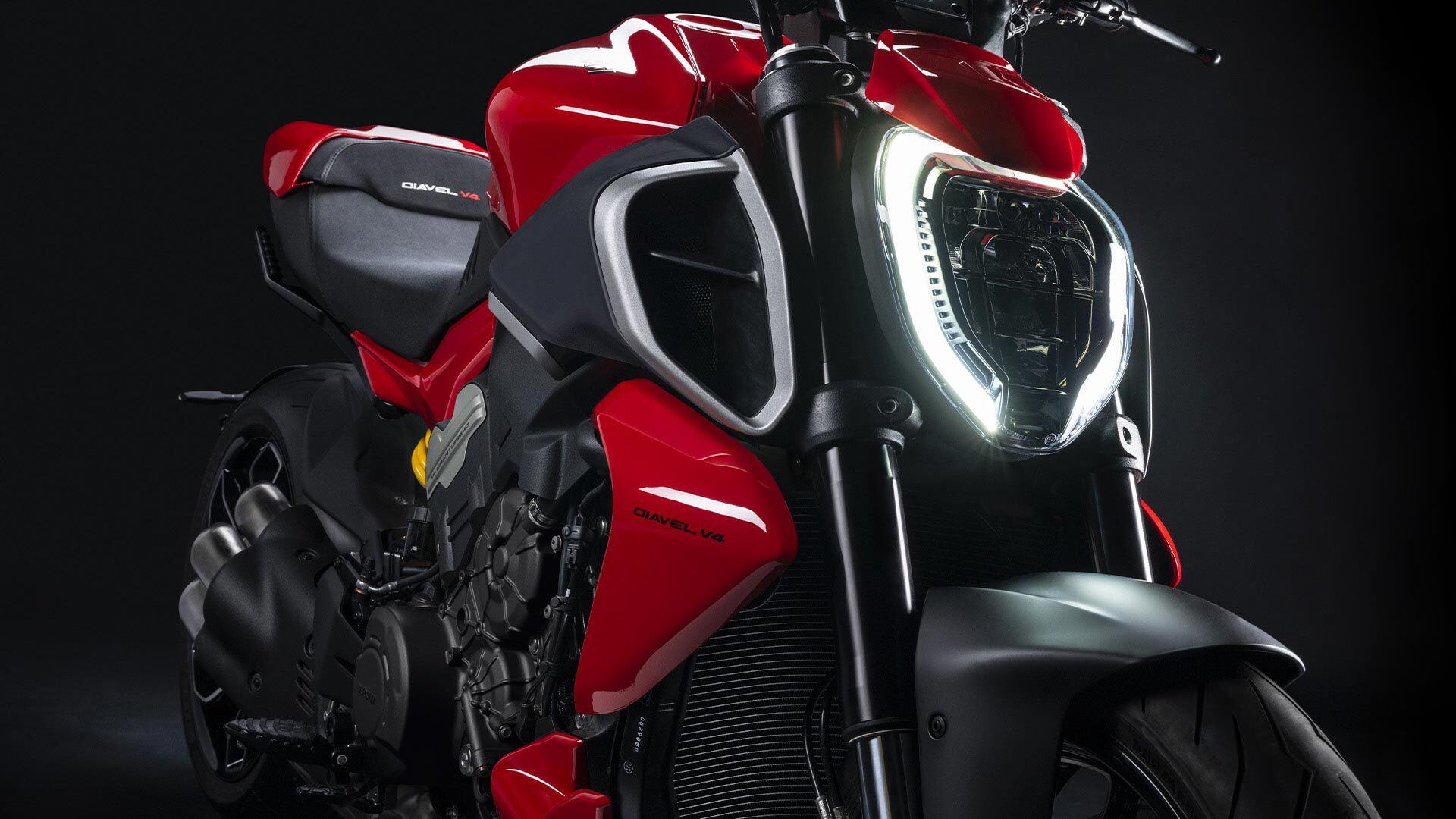 The Diavel V4 also gets new front and rear LED light clusters with a double C shape.