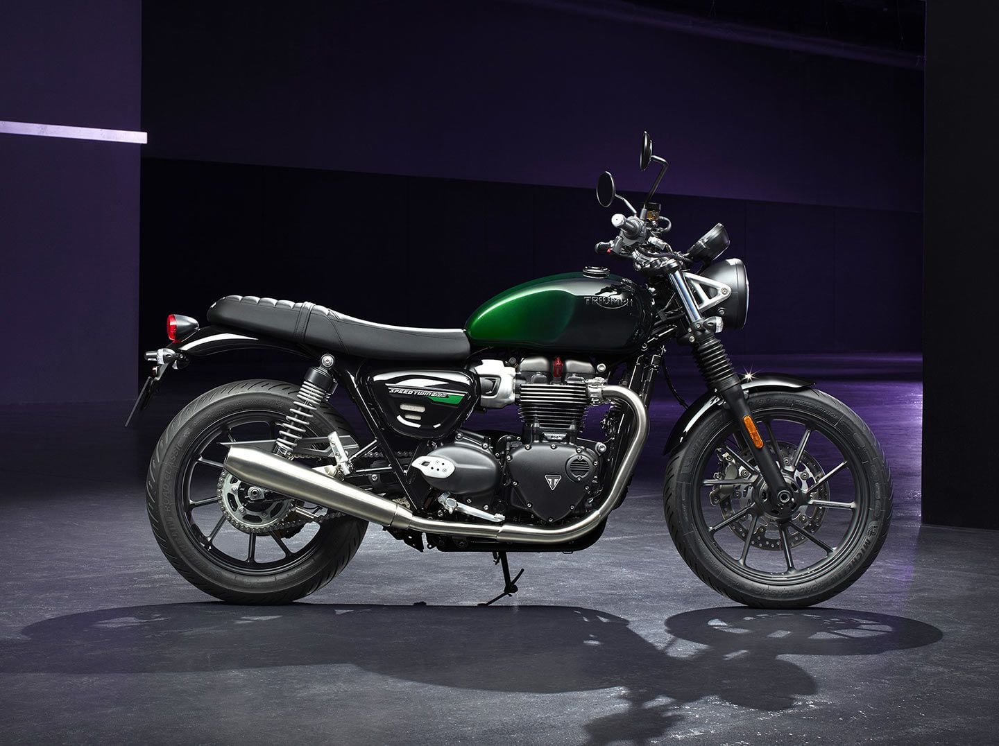The Speed Twin 900 Green Stealth Edition gets a lovely Sapphire Green/Silver Green color combo.