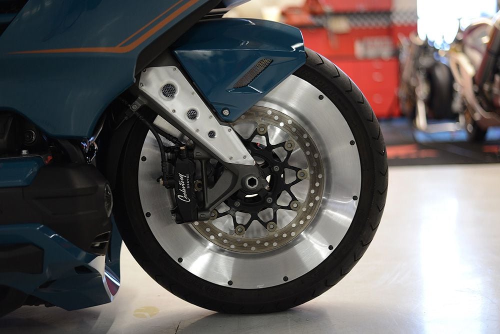 Now that is rad. Mooneyes-built molds just to make the retro disc covers for Cool Wing’s front rim.