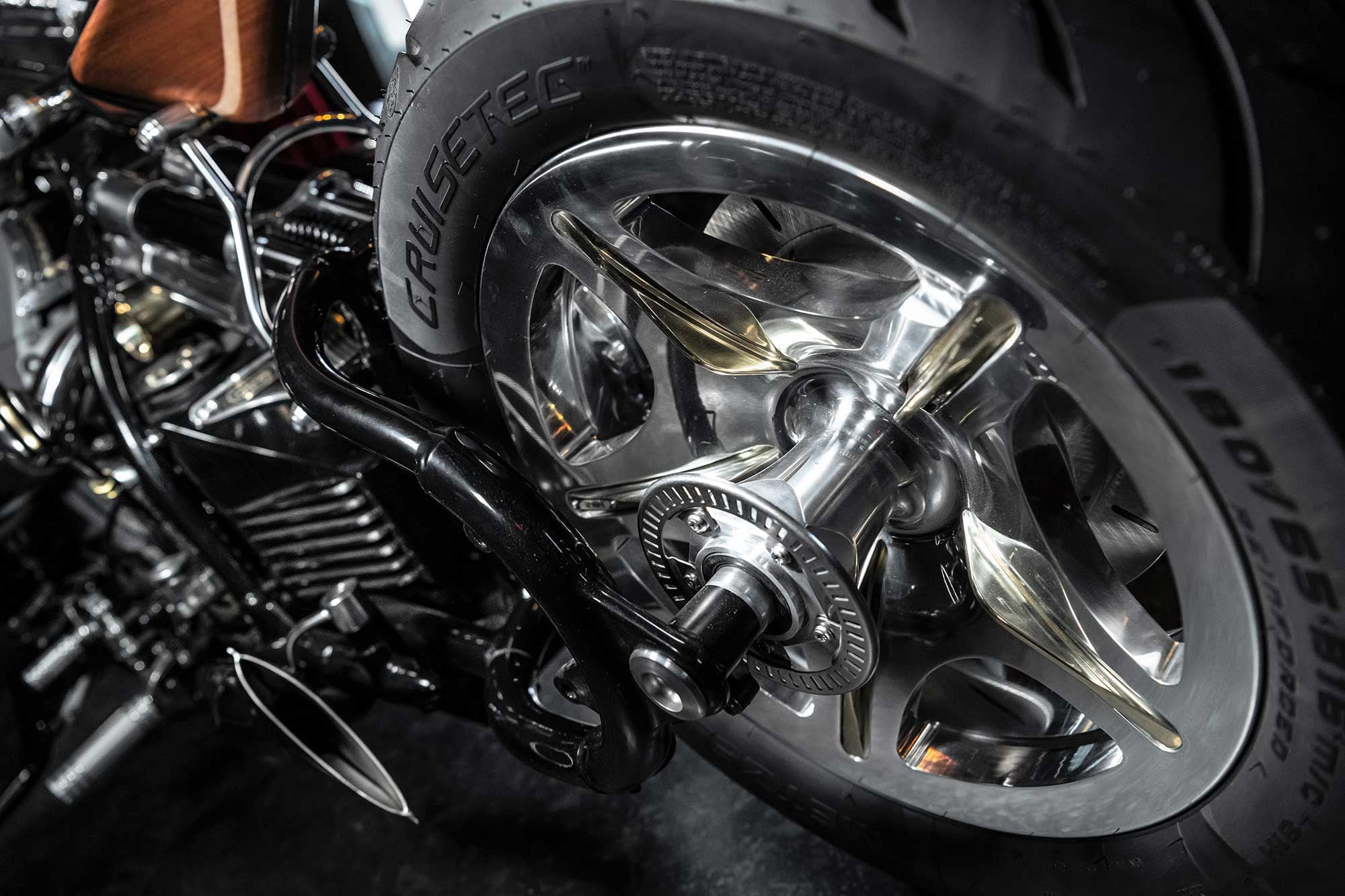 The only part that uses the latest manufacturing techniques is the wheel machined from the billet (although designed by Radikal Chopper). Brake discs and calipers were also specially made.