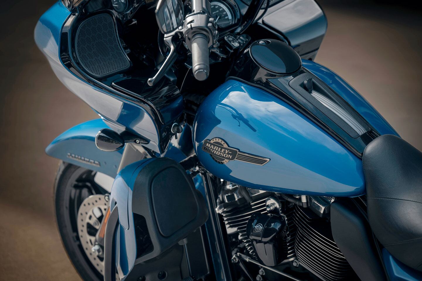 The Limited's 6-gallon tank. Note the analog gauges in the fairing, which were replaced as part of the 2024 update for its bagger sibling.