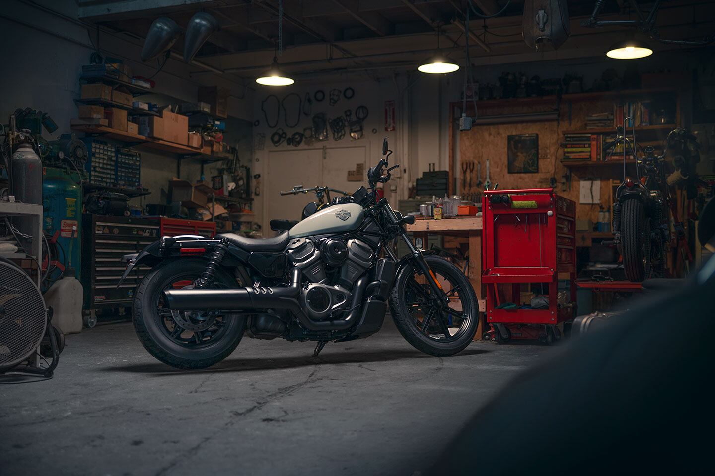 In addition to its decreased capacity, the Revolution Max 975 has new cylinders, pistons, and camshafts. It also has only one spark plug per cylinder where the Sportster S's 1250T has two. Its four-valve heads have variable valve timing on only the intake side.