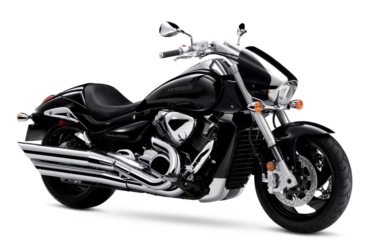 No mechanical changes make their way onto the big M109R machine for 2024, and it's available only in this Glass Sparkle Black color.